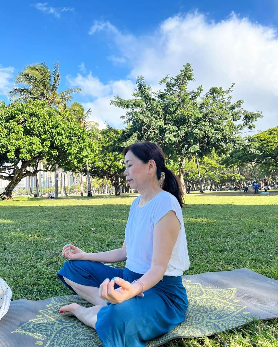 庄司ゆうこさんのインスタグラム写真 - (庄司ゆうこInstagram)「今日は天気悪いし寒いのでハワイの空をお届けします🧡 ママとカピオラニ公園で朝ヨガしたよー☺️虹も見れたし最高に気持ちよかったなぁー❣️ @yogahealinghawaii 先生のレッスンもめちゃくちゃ私好みのレッスンだった✨ 平日朝9時からドロップインで受けられるからハワイに行ったら是非行ってみてくださいね❣️ 場所はコチラになります✨ @2fbeachparkyoga  #ハワイ#ヨガ#ハワイヨガ#hawaii#hawaiilife #ハワイ旅行 #ヨガインストラクター#ポジティブスターヨガ#13年目」1月14日 13時45分 - yuko.shoji