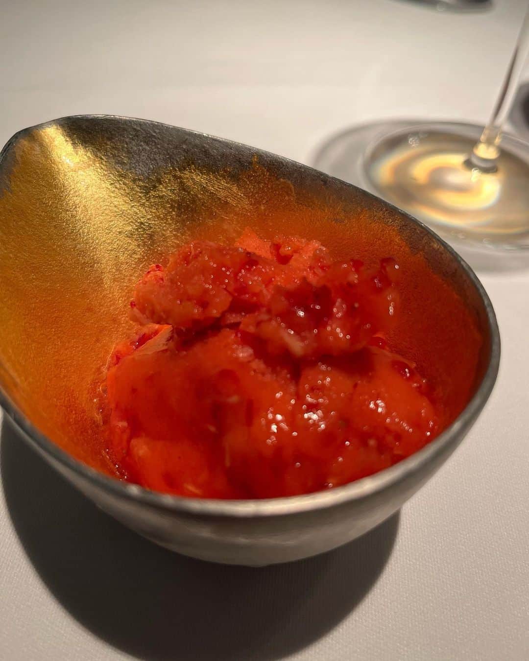 渋谷恭子さんのインスタグラム写真 - (渋谷恭子Instagram)「リストランテヒロ  お久しぶりのイタリアンディナーコース🍽  白トリュフを使ったシェフのおすすめコースを頂きました😋  少しずつ色んなものが食べられるのが良かった✨  フルーツトマトの冷製カペッリーニ🍅 白トリュフと1番相性が良い手打ちパスタ🍝  とっても美味しかった❤️  目の前で作ってくださるフルーツのシャーベットまで…楽しませて頂きました✨✨  #イタリアン #イタリアンディナー #ディナー #ディナーコース #コースディナー #東京グルメ #丸の内グルメ #パスタ #イタリア料理 #ワイン #東京 #東京イタリアン #カッペリーニ #牛フィレ #牛肉 #ビーフ #炭火焼 #トリュフ #黒トリュフ #白トリュフ #キャビア #フォアグラ #ワインに合う料理 #ワインペアリング」1月14日 13時58分 - kyoko.86