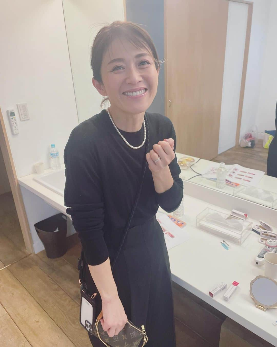 畑野ひろ子さんのインスタグラム写真 - (畑野ひろ子Instagram)「先日撮影終わりに、メイクさんの美容話しを真剣に聞いていたら、なんか視線を感じて振り返ったら、　@renatakeshita ちゃんに撮られてたー😂 玲奈ちゃんに撮ってもらった写真📷💜」1月14日 15時48分 - hiroko_hatano_