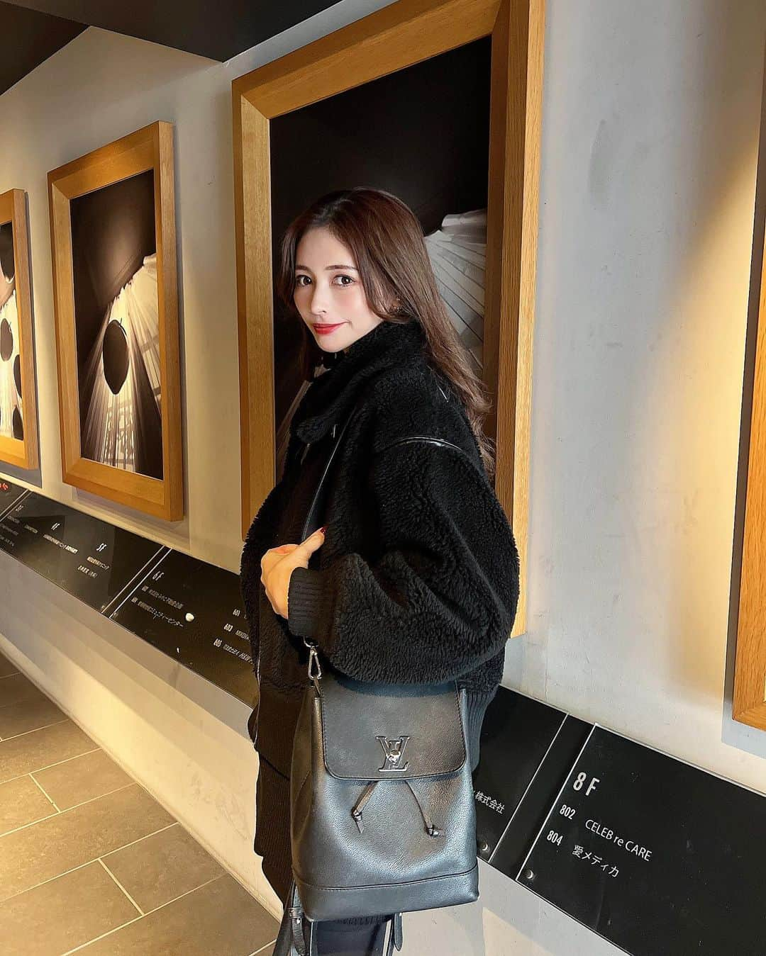 得あゆさんのインスタグラム写真 - (得あゆInstagram)「bag @louisvuitton × @iphonecase_salondoudou 🖤🤍🖤  これ本当はスマホショルダーなの😍✨ bagと組み合わせても使えるの🖤🤍🖤 BLACKが1番使いやすい✨✌️ リュックにつけて持ち手にできちゃう✨ めちゃくちゃ便利です🤍✨  ・ ・ ・ ・ ・ ・ ・ ・ ・ ・ ・ ・ ・ ・ ・ ・ ・ ・ ・ ・ ・ #iphoneケース#iphone14promax#スマホ#スマホショルダー#スマホケース#スマホストラップ#スマートフォン#bag#louisvuitton#salondoudou#ブラックコーデ#ブラックカラー#革#主婦#ママライフ#ママファッション#ママバッグ#ママコーデ#リュック#子育てママ#男の子ママ#ショルダーバッグ#shoulderbag#梅田#梅田カフェ#休日コーデ#休日の過ごし方#着回し#着回しコーデ#着回しアイテム」1月14日 16時20分 - tokuayu819