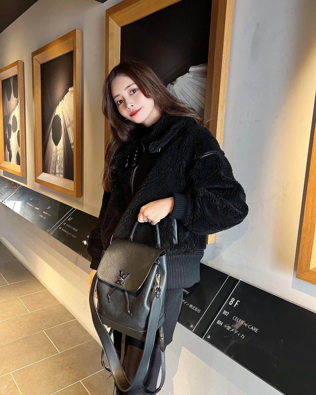 得あゆさんのインスタグラム写真 - (得あゆInstagram)「bag @louisvuitton × @iphonecase_salondoudou 🖤🤍🖤  これ本当はスマホショルダーなの😍✨ bagと組み合わせても使えるの🖤🤍🖤 BLACKが1番使いやすい✨✌️ リュックにつけて持ち手にできちゃう✨ めちゃくちゃ便利です🤍✨  ・ ・ ・ ・ ・ ・ ・ ・ ・ ・ ・ ・ ・ ・ ・ ・ ・ ・ ・ ・ ・ #iphoneケース#iphone14promax#スマホ#スマホショルダー#スマホケース#スマホストラップ#スマートフォン#bag#louisvuitton#salondoudou#ブラックコーデ#ブラックカラー#革#主婦#ママライフ#ママファッション#ママバッグ#ママコーデ#リュック#子育てママ#男の子ママ#ショルダーバッグ#shoulderbag#梅田#梅田カフェ#休日コーデ#休日の過ごし方#着回し#着回しコーデ#着回しアイテム」1月14日 16時20分 - tokuayu819