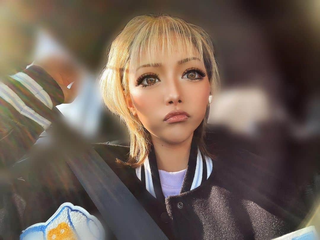 AiRi（前川愛莉）さんのインスタグラム写真 - (AiRi（前川愛莉）Instagram)「ニューヘア💛🖤 . . 結局ことしもショートスタート。 3ヶ月やってたツートンは一旦卒業で 襟足と顔周りだけ暗くして他は金髪で いつも通りかわいくカットしてもらったよん @himeka_2481 さん今年も宜しくお願いします✨ . . . . 馴染みよすぎるﾌﾟﾙｴｸほんっとーにおすすめ . . . . #archforhair #心斎橋 #プルエクステ #大阪  #美容院 #美容デー #egg #ギャル #ショートヘア  #ローライト #金髪 #金髪しか勝たん」1月14日 16時57分 - a12dance07