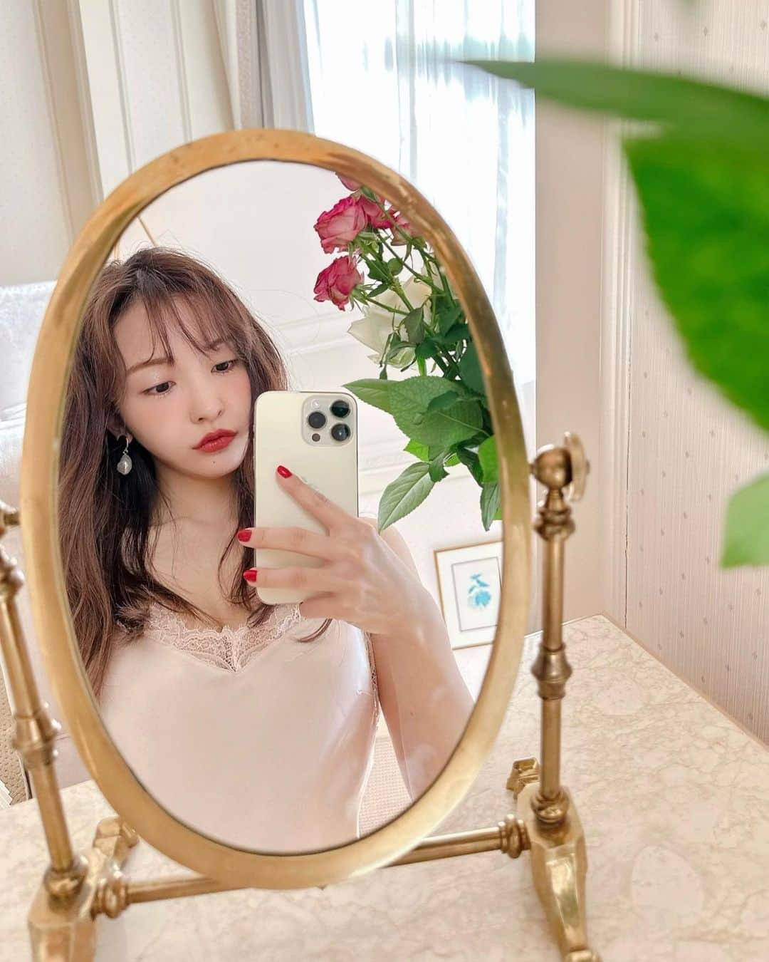 板野友美さんのインスタグラム写真 - (板野友美Instagram)「“Magic mirror on the table,  who is the fairest one of all ?”🍎🪞  -by Snow White-」1月14日 17時11分 - tomo.i_0703