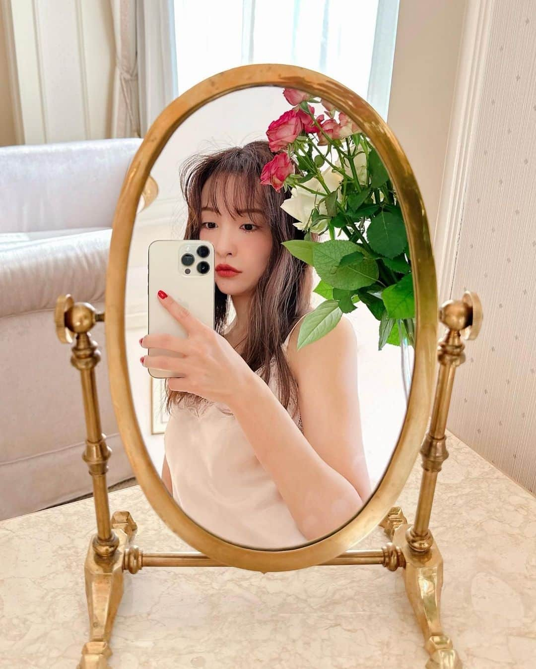 板野友美さんのインスタグラム写真 - (板野友美Instagram)「“Magic mirror on the table,  who is the fairest one of all ?”🍎🪞  -by Snow White-」1月14日 17時11分 - tomo.i_0703