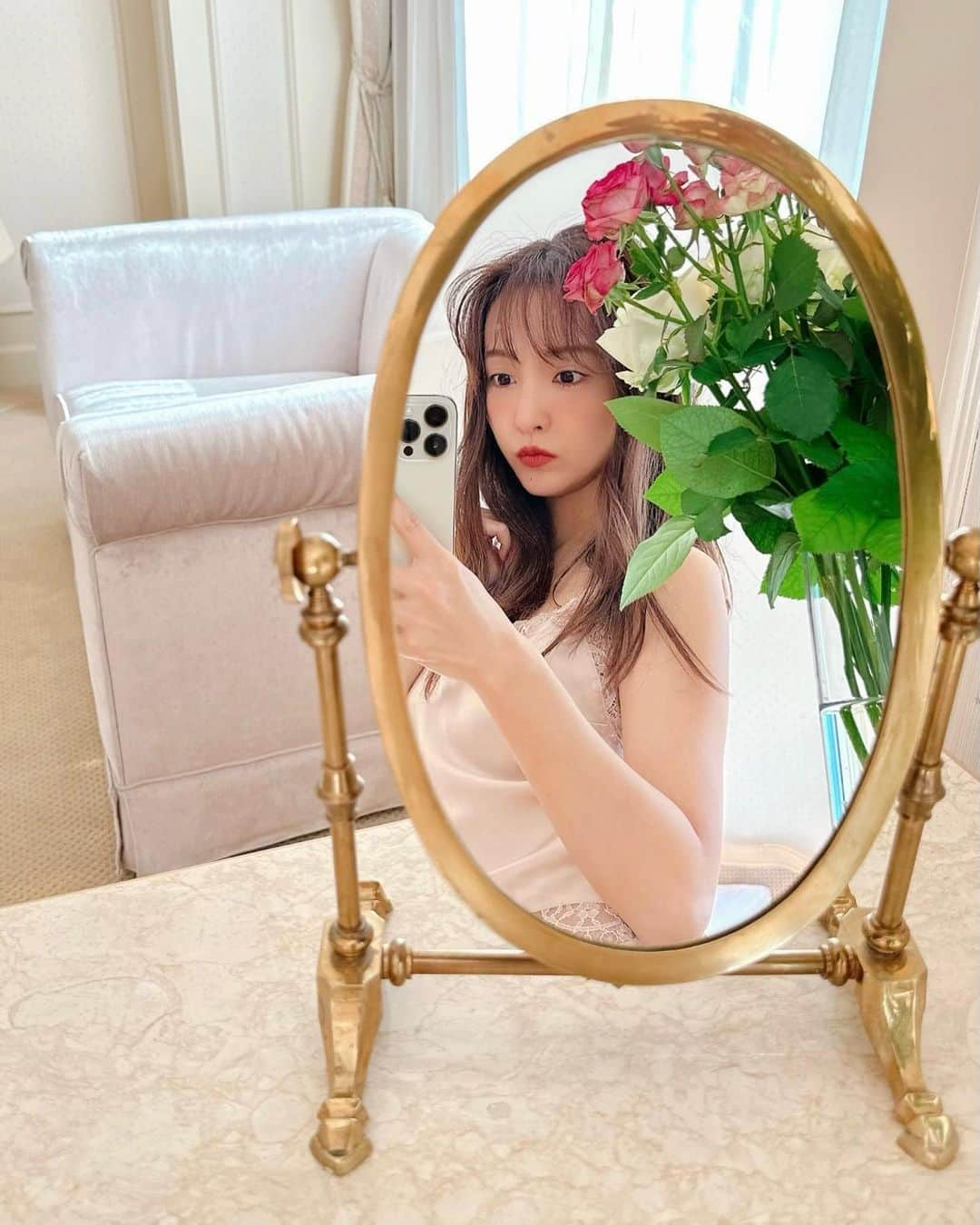 板野友美さんのインスタグラム写真 - (板野友美Instagram)「“Magic mirror on the table,  who is the fairest one of all ?”🍎🪞  -by Snow White-」1月14日 17時11分 - tomo.i_0703