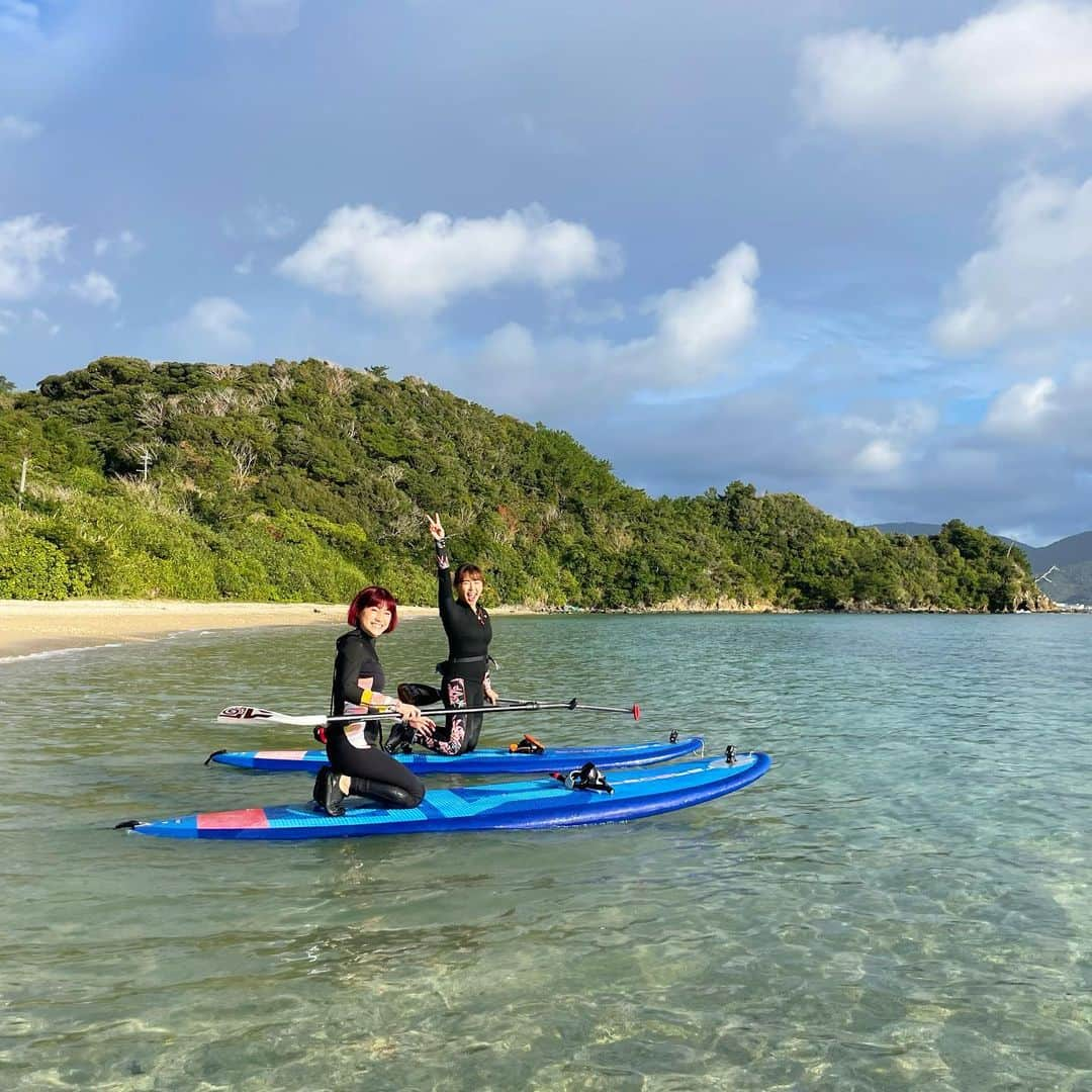 田中律子さんのインスタグラム写真 - (田中律子Instagram)「『田中律子のあなたと旅するSUP』🏄‍♀️🌈🌴  奄美大島ロケでしたーー🌞 ☔️予報が、なんと晴れ🌞🌈  撮影終わり、空港までの道では何度も虹🌈が見えたよーー❤️  1泊の弾丸だったけど楽しかった🏄‍♀️ゲストは、奄美移住したイマルちゃん❤️ @imalu_0919  まだまだ素敵な写真いっぱいあるからアップしていきます🤙🏼  ウェット　@roxyjapan   #田中律子のあなたと旅するsup 旅するsup  #旅sup  #sup #norainnorainbow  #奄美大島ロケ  #roxyjapan」1月14日 17時39分 - ri2kotanaka