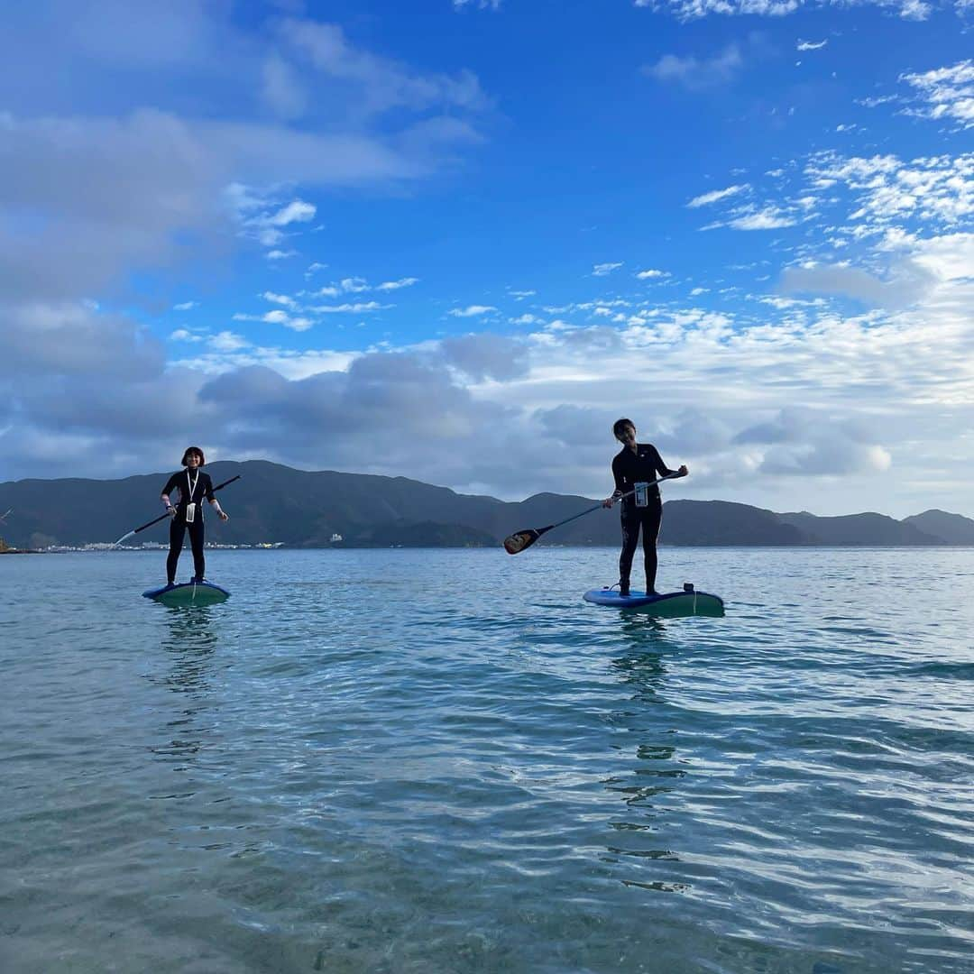 田中律子さんのインスタグラム写真 - (田中律子Instagram)「『田中律子のあなたと旅するSUP』🏄‍♀️🌈🌴  奄美大島ロケでしたーー🌞 ☔️予報が、なんと晴れ🌞🌈  撮影終わり、空港までの道では何度も虹🌈が見えたよーー❤️  1泊の弾丸だったけど楽しかった🏄‍♀️ゲストは、奄美移住したイマルちゃん❤️ @imalu_0919  まだまだ素敵な写真いっぱいあるからアップしていきます🤙🏼  ウェット　@roxyjapan   #田中律子のあなたと旅するsup 旅するsup  #旅sup  #sup #norainnorainbow  #奄美大島ロケ  #roxyjapan」1月14日 17時39分 - ri2kotanaka