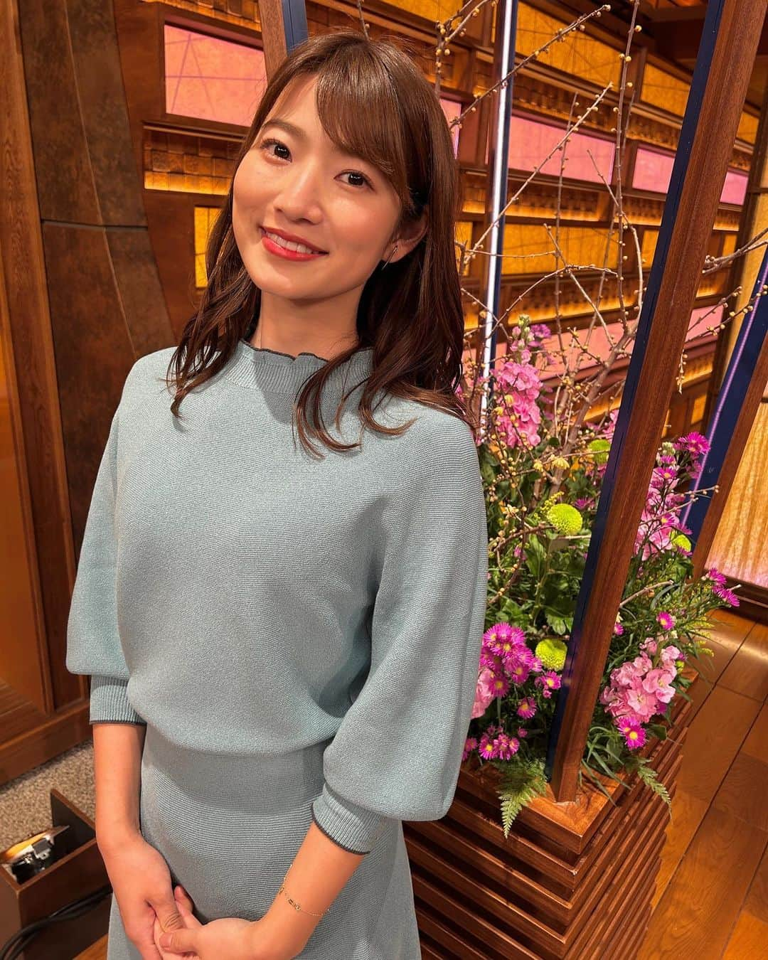 安藤萌々さんのインスタグラム写真 - (安藤萌々Instagram)「週の後半の衣装です！ 親友たちには、萌々が赤を着ていると安心すると言われます ☺️笑   1-2 上下NOLLEY'S 靴DIANA  3-4  上下TO BE CHIC ピアスete  #アナウンサー #衣装 #冬服 #ウォームスプリング  #骨格ウェーブ #骨格診断  #イエベ春  #ソフトエレガント #フレッシュ #メイク #ヘアアレンジ #大人かわいい コーデ  #綺麗め  #スポーツ #プロ野球 #サッカー #ゴルフ」1月14日 19時28分 - momo_ando_ex