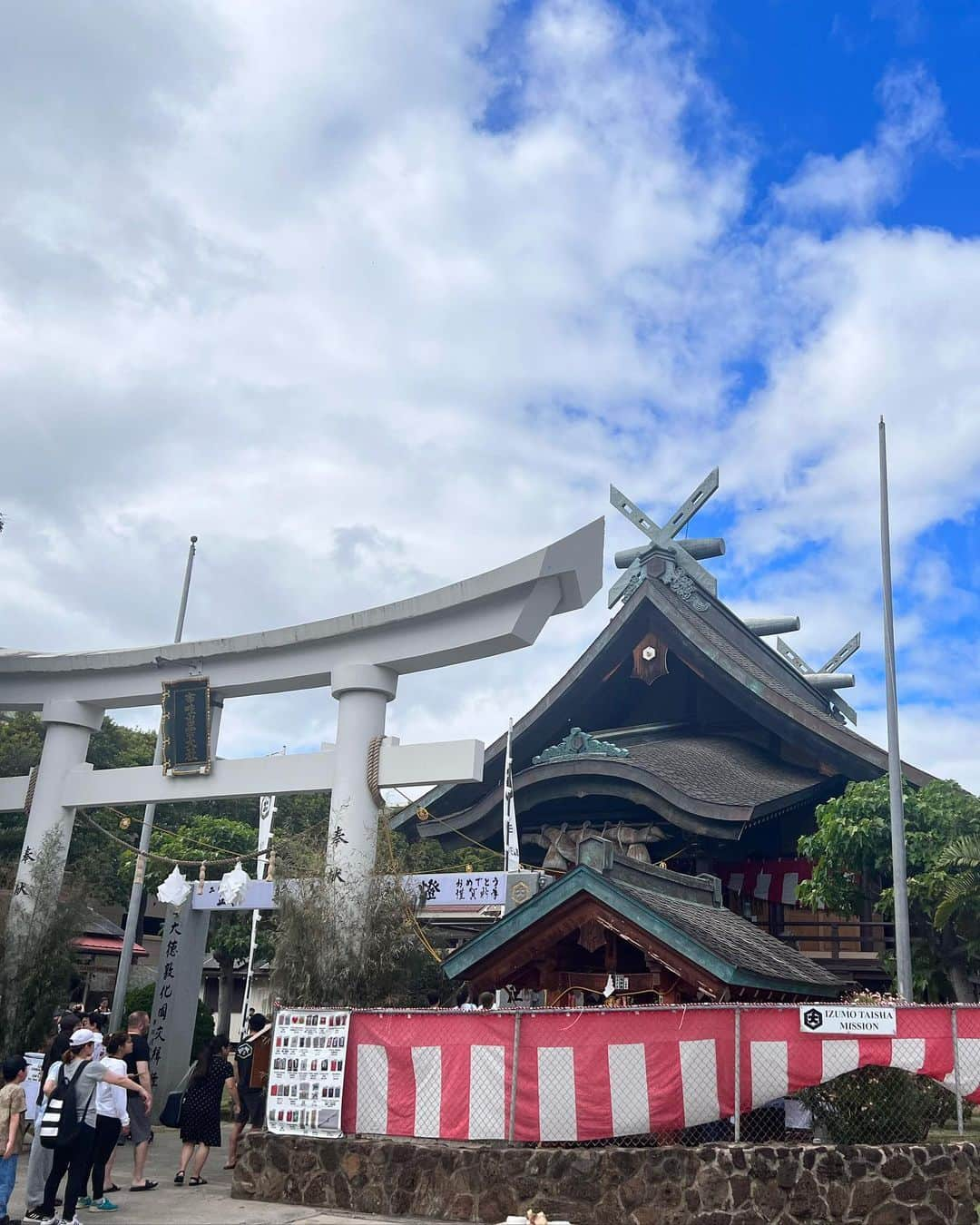 藤木そらさんのインスタグラム写真 - (藤木そらInstagram)「. . I went to Hatsumode at Izumo Taisha Shrine in Hawaii😍🥰💞The method of visiting was different from Japan, and the omikuji was also different😉🌟 . .2023年初詣は出雲大社ハワイでお参りしてきました(*ﾟ▽ﾟ)ﾉ🍺 . .日本とはお参り方法やおみくじが少し違いました‪ ·͜·♡‬🌟🌟元旦は御朱印やってなかったから残念😭 . . .日本帰国後すぐに、東京大神宮でお参り｡·͜·｡⭐️💞おみくじが大吉だったから、ハッピーすぎて怖い😭調子乗らずにいきます🧡☺️ . .2023年健康で笑顔で過ごせたらいいな😋💓フォロワー様にハッピー届けれたら嬉しい😍🍑 . . .あと１箇所毎年行ってる神社があるから、近々行かなきゃ🥰 . . . . . . . . . .#ハワイ出雲大社 #ハワイ旅行 #東京大神宮 #御朱印ガール #御朱印好きな人と繋がりたい #神社好きな人と繋がりたい #神社フォトコンわたしと神社」1月14日 20時08分 - sorafujiki