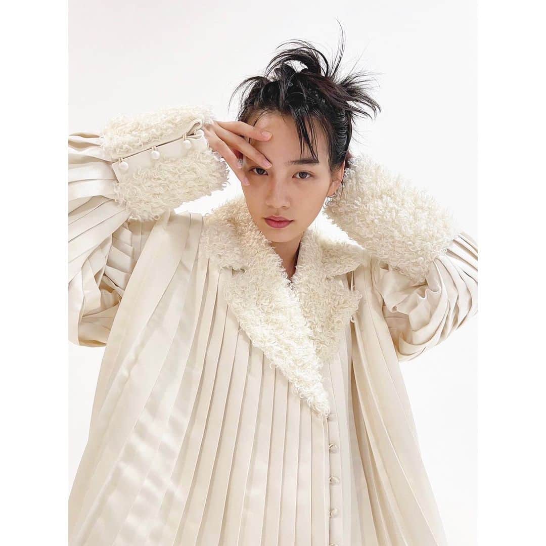 のん（能年玲奈）さんのインスタグラム写真 - (のん（能年玲奈）Instagram)「１月🗻 2023年！始動してるよ。 兎のようなアイボリー🐇  Styling: @izumimachino  Hair: Yuko Aoi Make up: Shie Kanno at KuraraSystem  #のん2023カレンダー  #timeless_non」1月14日 21時08分 - non_kamo_ne