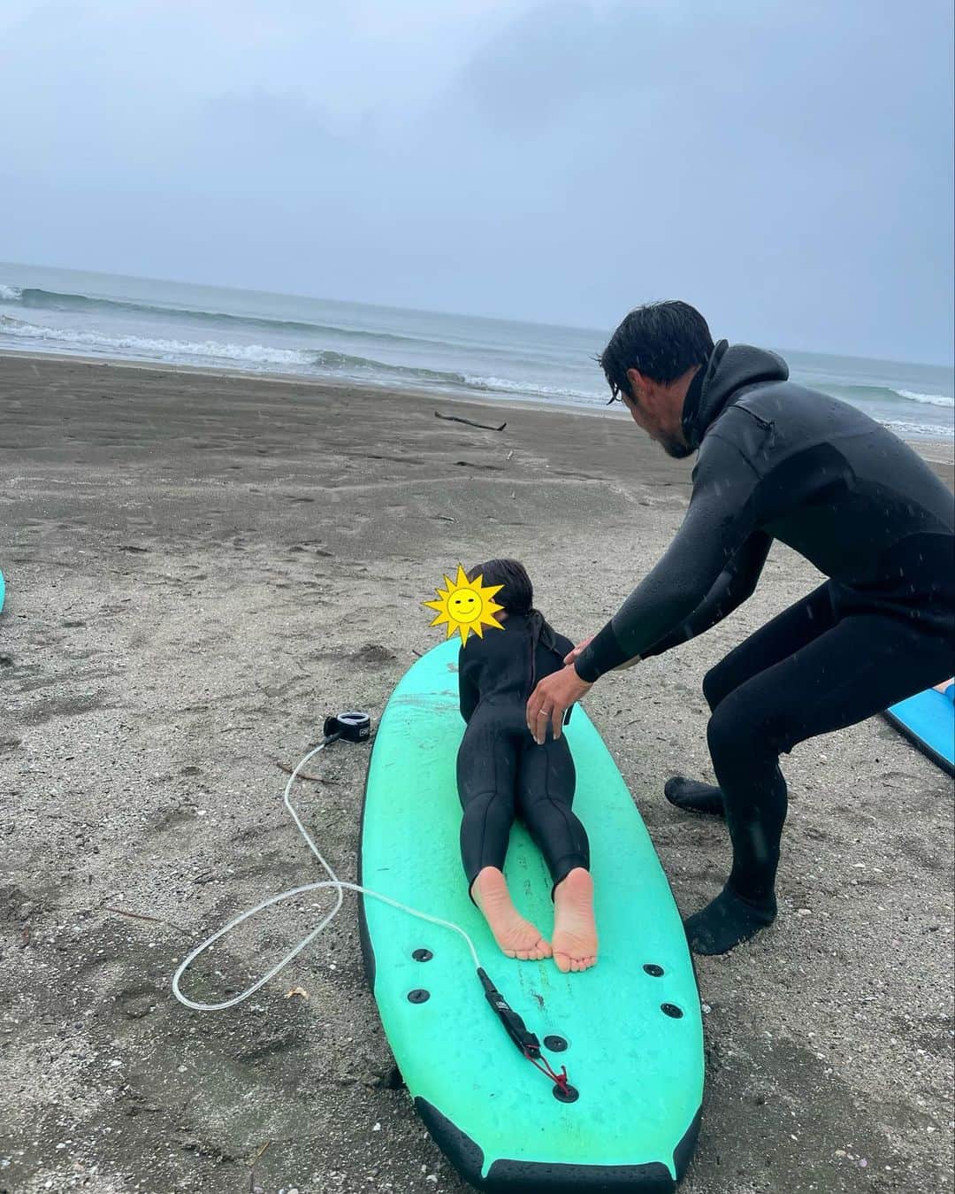 大志（DOWBL）さんのインスタグラム写真 - (大志（DOWBL）Instagram)「宮崎4家族旅行、最高💡  娘からパパとサーフィンやりたい！と言われたことも嬉しかったし、いきなり立ててロングライドしてる姿を見るのも凄い楽しかった💡  しかし、宮崎暑い。笑  #宮崎 #サーフィン #サーフトリップ」1月14日 22時17分 - taishi.s.n