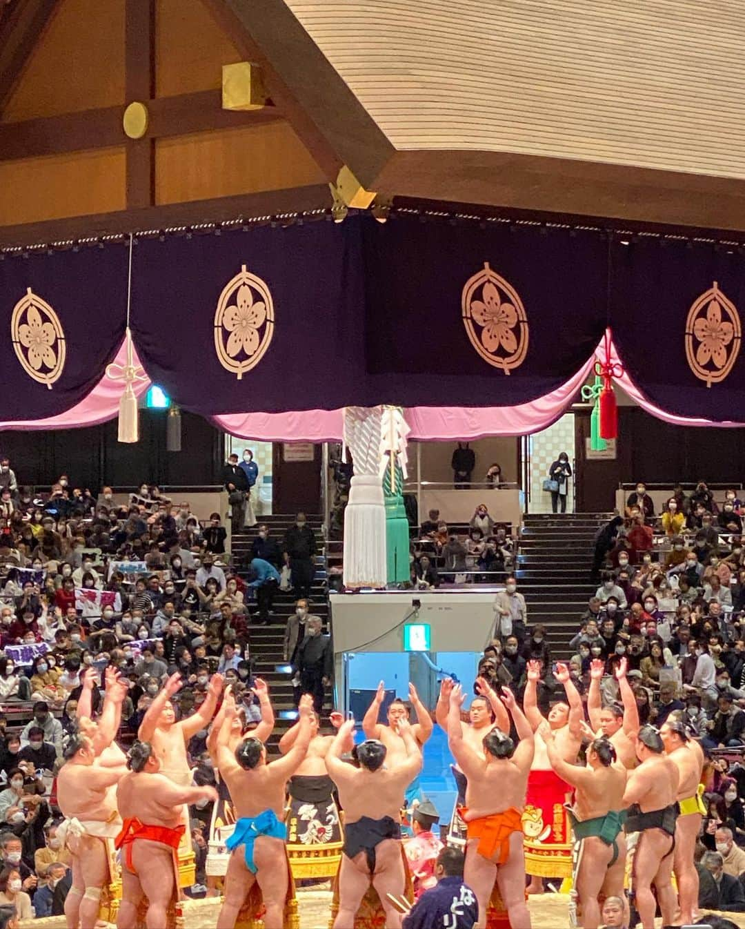 潮田玲子さんのインスタグラム写真 - (潮田玲子Instagram)「今日は初めて両国国技館で大相撲観戦してきました♪ 初めて行く両国に初めて生で見る大相撲！全てが目新しくワクワクしっぱなしでした🥰🙏 特に幕内になると会場の雰囲気も一変し盛り上がりましたよ〜 土俵入りのカッコ良さったら圧巻でした！ ただ横綱が観られなかったのだけが残念でしたが、最終戦の大関貴景勝の勝利本当に凄かったです🤣 両国国技館ではちゃんこを食べたり焼き鳥食べたり食も楽しんできましたよー🤤💓 敷居が高いものだとばかり思っていましたが、枡席でもカジュアルな洋服で大丈夫でしたし、大相撲をより身近に感じました🙆‍♀️ 日本の国技相撲！日本が誇る相撲！たくさんの方々に観てもらいたいものですね😃 私も次は横綱を生で見てみたい！絶対また行きたいです😍💓  #両国国技館 #大相撲一月場所 #満員御礼 #枡席で観戦  #迫力がすごい #面白かった」1月14日 22時23分 - reikoshiota_official