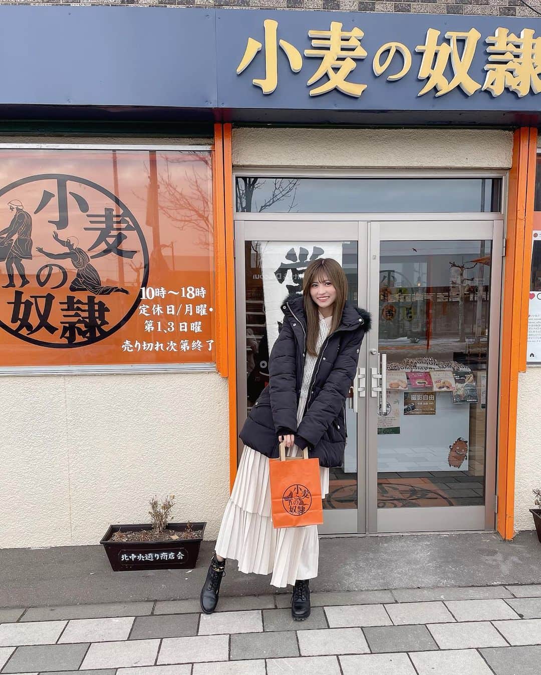 金澤有希さんのインスタグラム写真 - (金澤有希Instagram)「・ 堀江貴文さんプロデュース 【小麦の奴隷】苫小牧店には サインも飾らせて頂きました🙇🏻‍♀️  お写真okみたいなので 是非行ったら見てみてください！  「ザックザクカレーパン」 「メロンパン」を食べて レモンジャムは、東京のお土産に買いました🍋  新金澤セットですね😋🍴  本当に美味しかったです！！  【 @dorei_tomakomai 】  #小麦の奴隷苫小牧店 #小麦の奴隷 #小麦の奴隷のカレーパン #小麦の奴隷カレーパン #カレーパン #パン屋 #苫小牧グルメ #苫小牧ランチ #苫小牧テイクアウト #苫小牧テイクアウトグルメ #苫小牧 #とまこまい観光大使」1月14日 23時01分 - yuuki_kanazawa0501