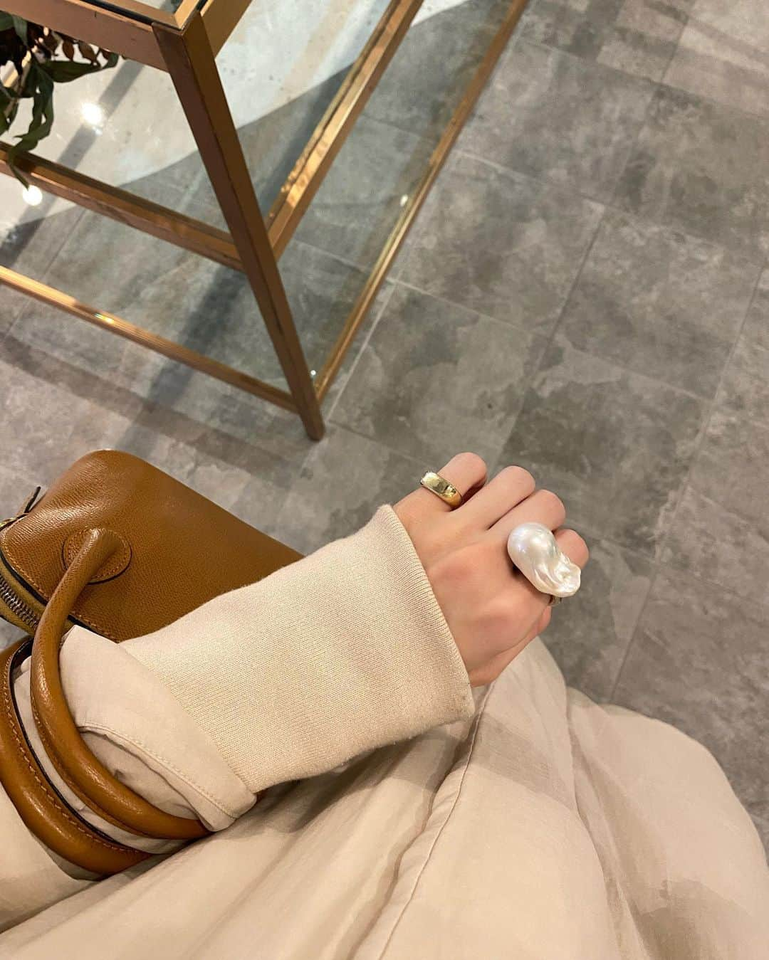 平木愛美さんのインスタグラム写真 - (平木愛美Instagram)「つけてるaccessory 先日、コラボアイテム以外のものも色々とご質問を頂いていたので…🫶  タグつけておきます〜！🏷   #mom #jewelry」1月14日 23時02分 - manamihiraki