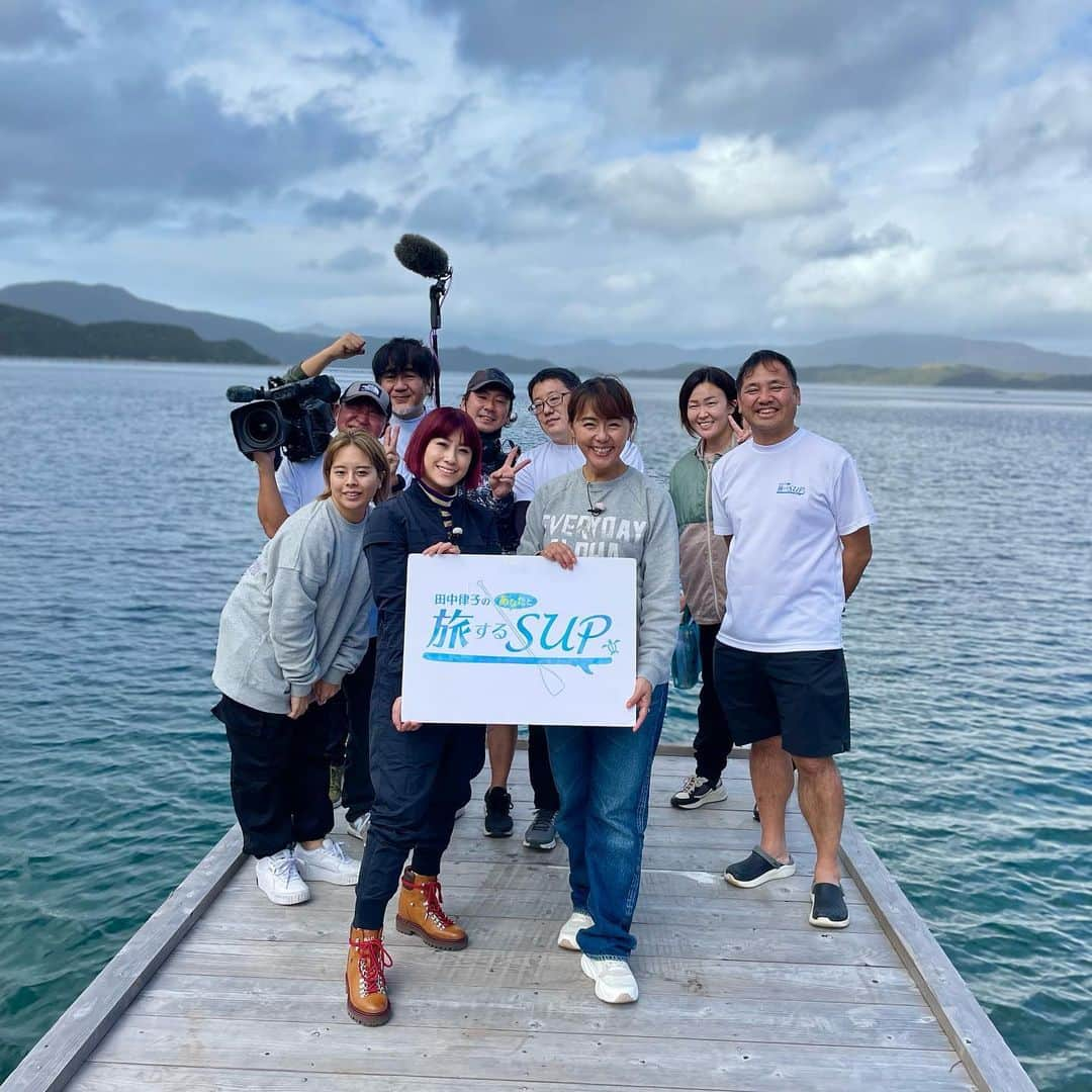 田中律子さんのインスタグラム写真 - (田中律子Instagram)「田中律子のあなたと旅するSUP🏄‍♀️奄美大島ロケ🌈  イマルちゃんには、　@imalu_0919  奄美に移住する前に、「律子さん奄美に移住しようと思うんだけどどう思いますか⁉️」って飲んだ時に相談され、絶対大丈夫だから、もう明日から奄美に行っちゃえーーと背中をドスンと押してやりました😂そして奄美移住して今は生き生きと2拠点生活を謳歌してて、ねー、やっぱり移住して良かったねーと2人でにんまり😆  誰と、どこで、何をするか✨ 自分が1番好きな人と、好きな場所に住んで、好きな事をする🫶🏼 とっても大切なことだと思うの❤️イマルちゃんも、私も、そんな場所をみつけたよねー🤩  加計呂麻島でSUPガイドしてくれた大輔　@bubukosuke  も奄美移住組✨みんなそれぞれここに住みたいって移住してきて、自分の居場所をみつけて、好きなことをして生きてる❤️1泊だけだったけど、ホントにいい時間だったなー、奄美の神様が味方してくれて雨予報がこんなに晴れたし🌞🌈  みなさまありがっさまりょーたー🙏🏼🙏🏼🙏🏼  #田中律子のあなたと旅するsup  #旅sup  #奄美大島  #sup #2拠点生活  #imaru」1月15日 10時18分 - ri2kotanaka