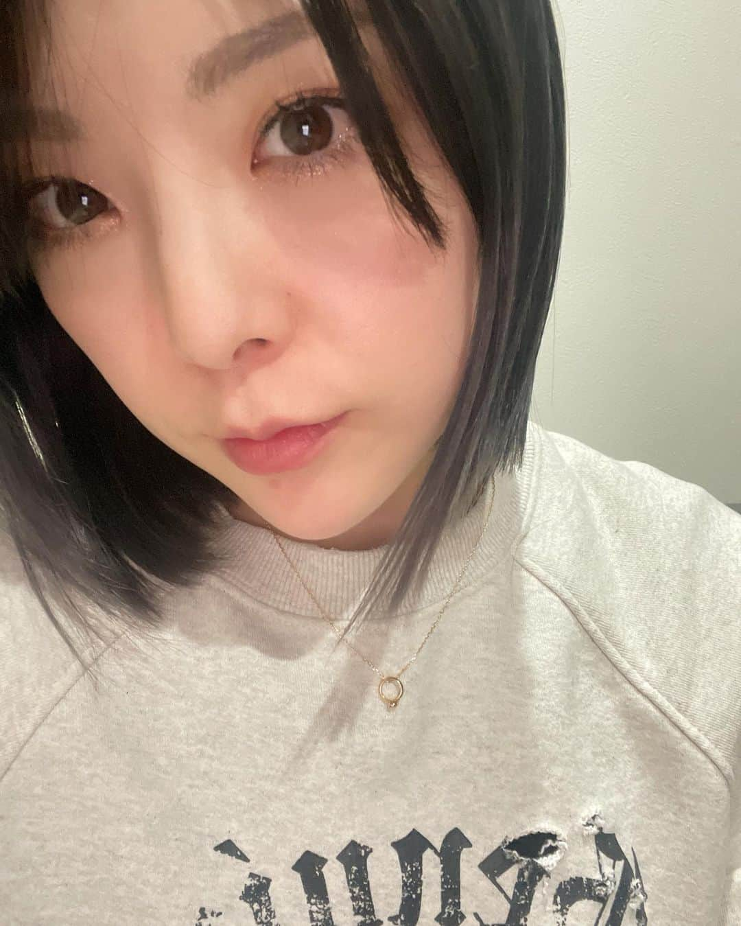 小川麻琴さんのインスタグラム写真 - (小川麻琴Instagram)「先日、年明け一発目のヘアメンテナンスに行ってきました😌  前回に引き続き バレイヤージュが得意な白井さん(@shutaro_shirai )にお任せ🤭  今回はラベンダーアッシュをのせてもらったのですが、絶妙な色合いがとっても綺麗🥹✨  トリートメントで髪の毛にも栄養補給してもらい、毛先も少しカットして素敵に仕上げて頂き感謝です🥰  今回もとってもお気に入りー🤭✨  #ヘアカラー  #バレイヤージュ  #ラベンダーアッシュ  #シルバーグレージュ  #お気に入り」1月15日 11時25分 - 1029_makoto