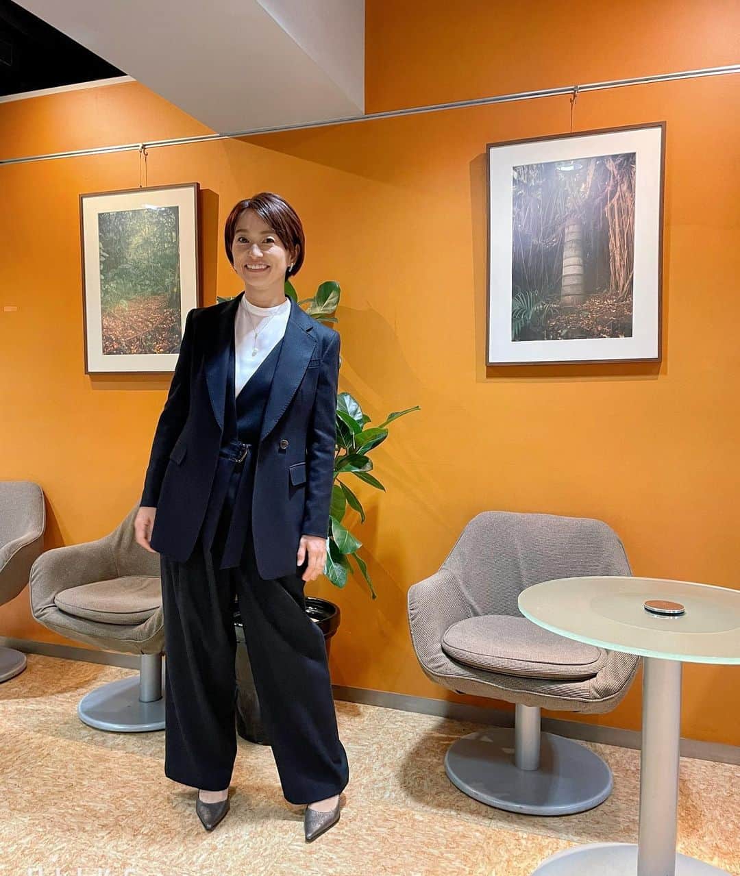 住吉美紀さんのインスタグラム写真 - (住吉美紀Instagram)「今月はスーツやジャケットなどのお仕事が多い。 昔はそういうスタイルが好きじゃなかったけど、いまはいろんな素敵なスーツやアクセサリーがあって、それも楽しい。 そして、それも人生の幅。  ジャケット・オールインワン @kioinomori_club #kyoya1974」1月15日 12時41分 - miki_sumiyoshi