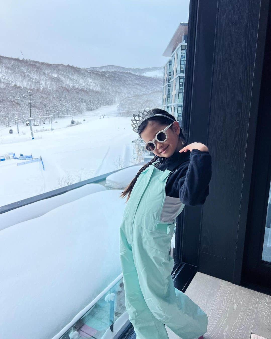 翁安芸さんのインスタグラム写真 - (翁安芸Instagram)「毎日スキーレッスン頑張りました👍🏻❄️🤍  スキーウエアを新調。今回もROXYに、インナー系はThe North Face。手袋ソックスなどはスキーショップジローで揃えました☃️  #niseko #kidsski #roxy #thenprthface」1月15日 12時59分 - akinyc