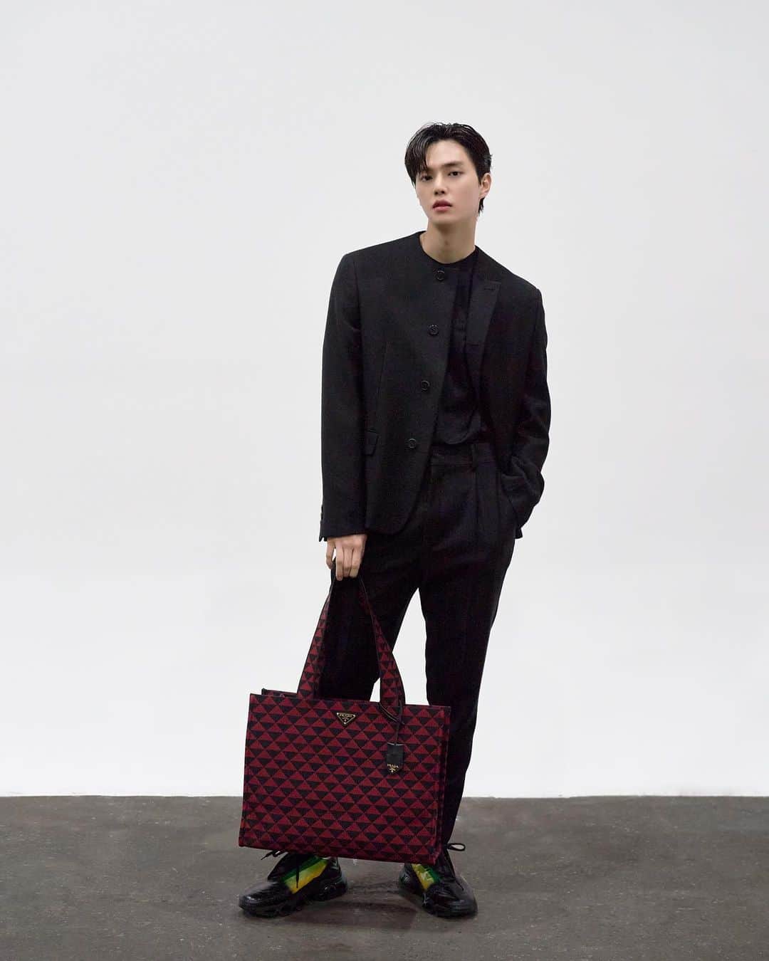 ソン・ガンさんのインスタグラム写真 - (ソン・ガンInstagram)「@prada #prada #pradaFW23 #pradaSymbole #광고 ☺️❄️😊」1月15日 14時08分 - songkang_b