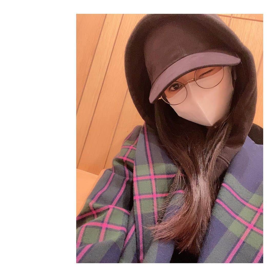 大島璃音さんのインスタグラム写真 - (大島璃音Instagram)「🤓😉  毎日寒かったり暖かかったり 服装難しい〜  jacket: @viviennewestwood  hoodie:パパのお下がり」1月15日 14時40分 - rinon_ohshima