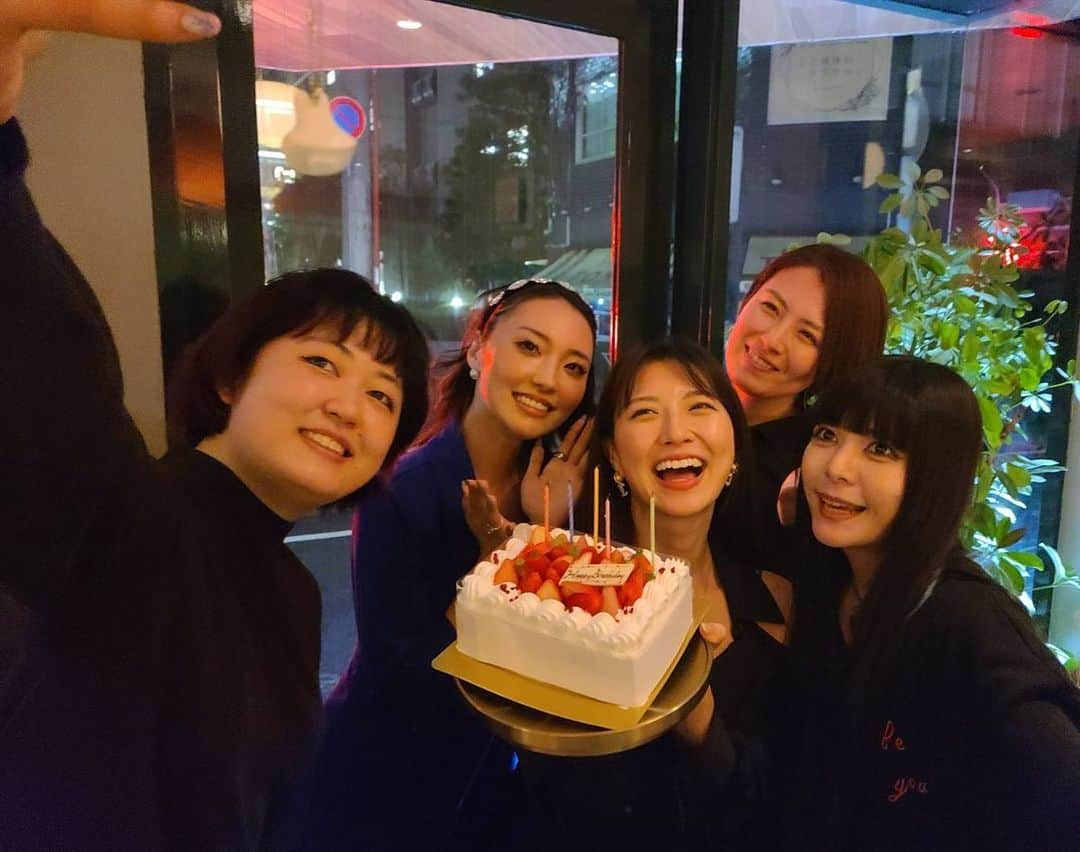 あいみさんのインスタグラム写真 - (あいみInstagram)「幸せすぎるお誕生日を過ごしました🥹🤍  昨日はリアルバースデー🎂✨と、合同会社Aimist2周年  アジョシ虎ノ門様にて沢山の方にお祝い頂きました🎉✨  本当におかげさまで☺️ この日を迎えることが出来たことに感謝です。  お祝いのメッセージも沢山届きました💌✨  全て目を通しています🥰  たくさんの愛に包まれて、幸せすぎて、この瞬間が愛おしくて本当に有り難くて  極め付けに 当日来れなかった大好きな友達が玄さんに預けていたサプライズプレゼント  同封されていた手紙で泣きました😭❤️❤️❤️  swipe→9枚目  溢れるほどにもらった愛を 愛してくれたみんなにお返し出来るように頑張ります🥹🤍  うちの会社はね、小さいし、そんなに儲けてはいないけれど 今までもこれからも義理と人情を大切に みんなの笑顔の為に運営していきます🙌🏻✨  みんなだーーーいすき🥰  #誕生日 #周年  #誕生日会 #Aimist  #アジョシ虎ノ門  #BIGLOVE  #だいすき」1月15日 15時01分 - aimi_feti