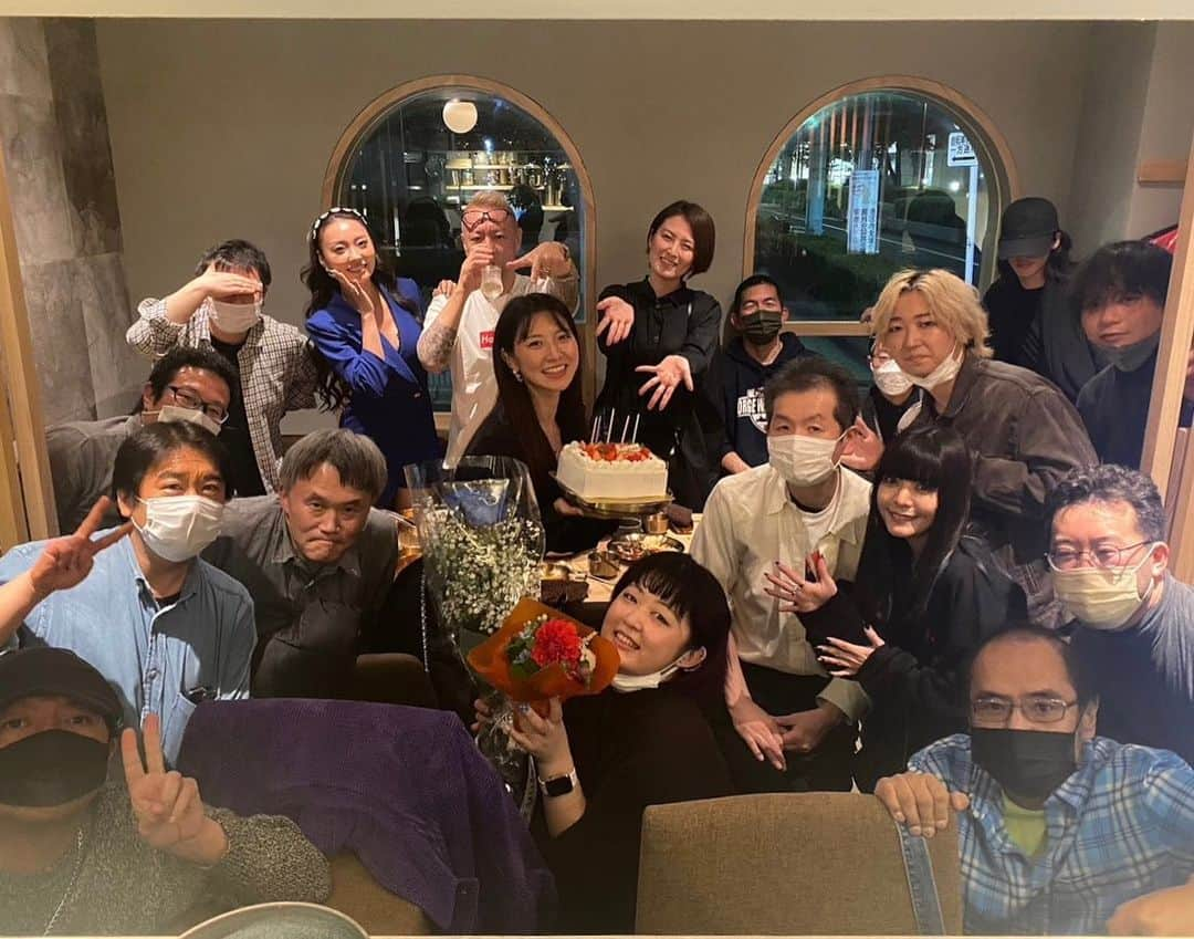 あいみさんのインスタグラム写真 - (あいみInstagram)「幸せすぎるお誕生日を過ごしました🥹🤍  昨日はリアルバースデー🎂✨と、合同会社Aimist2周年  アジョシ虎ノ門様にて沢山の方にお祝い頂きました🎉✨  本当におかげさまで☺️ この日を迎えることが出来たことに感謝です。  お祝いのメッセージも沢山届きました💌✨  全て目を通しています🥰  たくさんの愛に包まれて、幸せすぎて、この瞬間が愛おしくて本当に有り難くて  極め付けに 当日来れなかった大好きな友達が玄さんに預けていたサプライズプレゼント  同封されていた手紙で泣きました😭❤️❤️❤️  swipe→9枚目  溢れるほどにもらった愛を 愛してくれたみんなにお返し出来るように頑張ります🥹🤍  うちの会社はね、小さいし、そんなに儲けてはいないけれど 今までもこれからも義理と人情を大切に みんなの笑顔の為に運営していきます🙌🏻✨  みんなだーーーいすき🥰  #誕生日 #周年  #誕生日会 #Aimist  #アジョシ虎ノ門  #BIGLOVE  #だいすき」1月15日 15時01分 - aimi_feti