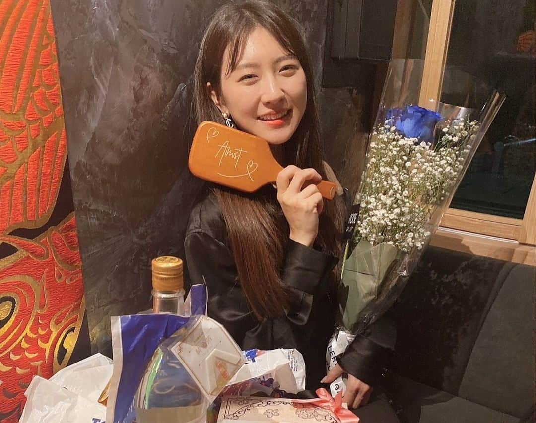 あいみさんのインスタグラム写真 - (あいみInstagram)「幸せすぎるお誕生日を過ごしました🥹🤍  昨日はリアルバースデー🎂✨と、合同会社Aimist2周年  アジョシ虎ノ門様にて沢山の方にお祝い頂きました🎉✨  本当におかげさまで☺️ この日を迎えることが出来たことに感謝です。  お祝いのメッセージも沢山届きました💌✨  全て目を通しています🥰  たくさんの愛に包まれて、幸せすぎて、この瞬間が愛おしくて本当に有り難くて  極め付けに 当日来れなかった大好きな友達が玄さんに預けていたサプライズプレゼント  同封されていた手紙で泣きました😭❤️❤️❤️  swipe→9枚目  溢れるほどにもらった愛を 愛してくれたみんなにお返し出来るように頑張ります🥹🤍  うちの会社はね、小さいし、そんなに儲けてはいないけれど 今までもこれからも義理と人情を大切に みんなの笑顔の為に運営していきます🙌🏻✨  みんなだーーーいすき🥰  #誕生日 #周年  #誕生日会 #Aimist  #アジョシ虎ノ門  #BIGLOVE  #だいすき」1月15日 15時01分 - aimi_feti