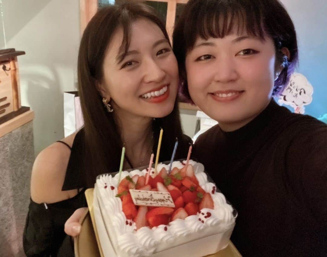 あいみさんのインスタグラム写真 - (あいみInstagram)「幸せすぎるお誕生日を過ごしました🥹🤍  昨日はリアルバースデー🎂✨と、合同会社Aimist2周年  アジョシ虎ノ門様にて沢山の方にお祝い頂きました🎉✨  本当におかげさまで☺️ この日を迎えることが出来たことに感謝です。  お祝いのメッセージも沢山届きました💌✨  全て目を通しています🥰  たくさんの愛に包まれて、幸せすぎて、この瞬間が愛おしくて本当に有り難くて  極め付けに 当日来れなかった大好きな友達が玄さんに預けていたサプライズプレゼント  同封されていた手紙で泣きました😭❤️❤️❤️  swipe→9枚目  溢れるほどにもらった愛を 愛してくれたみんなにお返し出来るように頑張ります🥹🤍  うちの会社はね、小さいし、そんなに儲けてはいないけれど 今までもこれからも義理と人情を大切に みんなの笑顔の為に運営していきます🙌🏻✨  みんなだーーーいすき🥰  #誕生日 #周年  #誕生日会 #Aimist  #アジョシ虎ノ門  #BIGLOVE  #だいすき」1月15日 15時01分 - aimi_feti