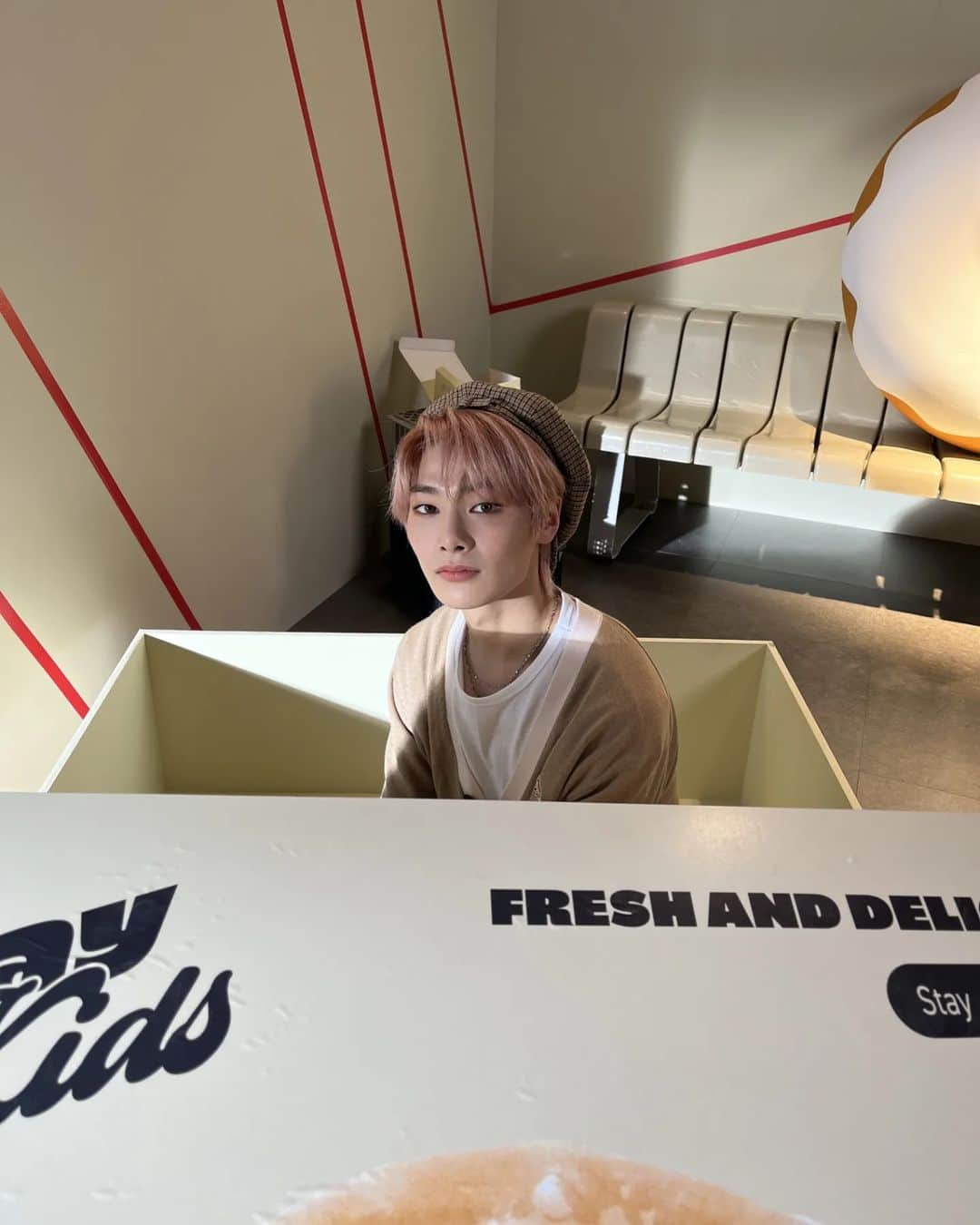 Stray Kidsさんのインスタグラム写真 - (Stray KidsInstagram)「빵 옆에 빵(?)🍩 #StrayKids#STAY#IN스타그램#🦊」1月15日 15時20分 - realstraykids