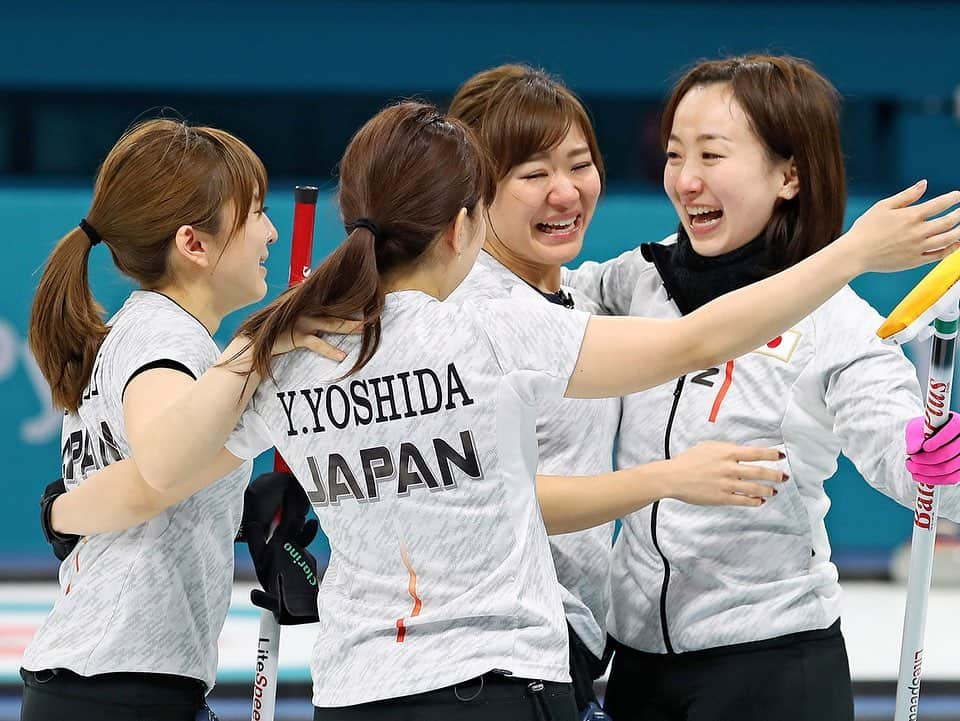 吉田知那美さんのインスタグラム写真 - (吉田知那美Instagram)「The first time we competed in a @grandslamofcurling was after winning the silver medal at the WWCC2016.Since then It took 7 years to advance to the final stage in GS. It was a long way. We won two olympic medals while 7 years since we took part for first GS. But we haven’t made our dream come true to get a trophy in GS. I'm happy to have a chance to make our dream come true tomorrow🔥we’ll enjoy the final!❤️  初めてグランドスラムに出場したのは2016年。ロコ・ソラーレとして初出場、日本初メダルを獲得した世界選手権の後でした。そして7年もの時間がかかったけれど、明日ロコ・ソラーレの大きな夢の一つグランドスラム決勝を戦います。戦うだけじゃなく、ロコ史上最高のパフォーマンスを更新しに行ってきます。 一緒にプレーする決勝の相手はもちろん、世界ランキング1位のチームエイナーソンです！今季3日ぶり8度目です🫶  #grandslam #dream #3人で準決勝までいったり #アンナたちの石拝借したり #全然勝てなかったり #ドーナツ盗み食いしたり🍩 #グランドスラムにカーリングの全部がつまってる」1月15日 16時39分 - chinami1991