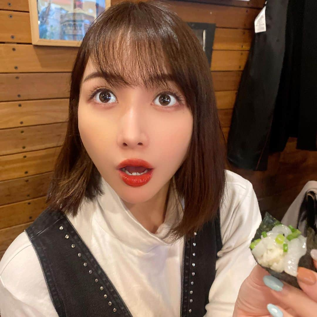 はりーさんのインスタグラム写真 - (はりーInstagram)「りらの四コマごはん🍚🐟 美味しいもの食べてるとニコニコしちゃいまするね ちょこっと落とした時こんなに表情豊かなんだって笑ったwww 変顔してるよって言われて写真見たらたしかにw こういうところにオタク感が出てる〜〜〜😳笑 生粋のアニメオタクなので反応がヲタクwww」1月15日 16時43分 - kirarin_harry_official