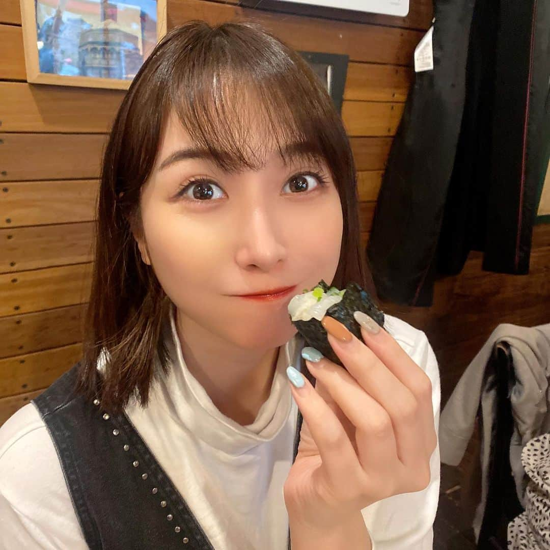 はりーさんのインスタグラム写真 - (はりーInstagram)「りらの四コマごはん🍚🐟 美味しいもの食べてるとニコニコしちゃいまするね ちょこっと落とした時こんなに表情豊かなんだって笑ったwww 変顔してるよって言われて写真見たらたしかにw こういうところにオタク感が出てる〜〜〜😳笑 生粋のアニメオタクなので反応がヲタクwww」1月15日 16時43分 - kirarin_harry_official