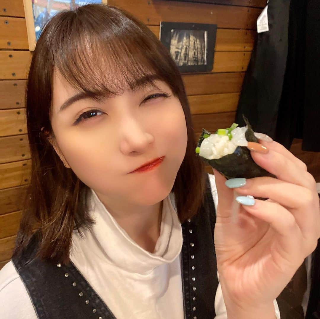 はりーさんのインスタグラム写真 - (はりーInstagram)「りらの四コマごはん🍚🐟 美味しいもの食べてるとニコニコしちゃいまするね ちょこっと落とした時こんなに表情豊かなんだって笑ったwww 変顔してるよって言われて写真見たらたしかにw こういうところにオタク感が出てる〜〜〜😳笑 生粋のアニメオタクなので反応がヲタクwww」1月15日 16時43分 - kirarin_harry_official