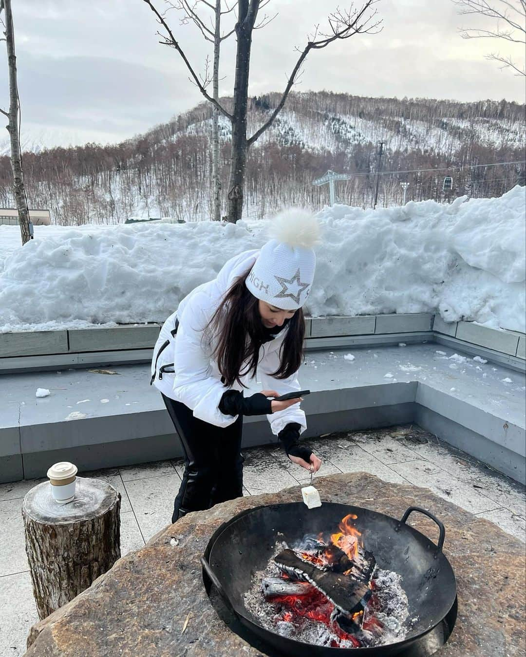 雨宮みずきさんのインスタグラム写真 - (雨宮みずきInstagram)「スキーの後はマシュマロタイム😋❤️  #niseko #hanazono #ski #skiwear #goldbergh #powderskiing #powderski #backcountry #parkhyattniseko #ニセコ #ヒラフ #アンヌプリ#スキーウェア #スキー女子 #ゴールドバーグ #パークハイアットニセコ #ニセコアンヌプリ」1月15日 17時52分 - ammymzk0926