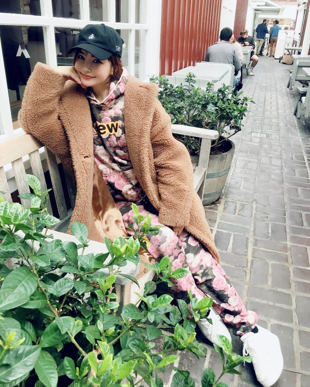 平子理沙さんのインスタグラム写真 - (平子理沙Instagram)「LAは毎日まだまだ雨が続いています☔️ この日はブレントウッド地区にあるgoopに買い物に行った時の写真です。  @maxmara のコートの下に着ているスウェット上下は、ジャスティンの @drewhouse のポップアップで購入したもの。ピンクのバラ柄がフェミニンでお気に入り🌹 テディベアコートは寒さに無敵過ぎて、手放せず、ヘビロテ中〜🧸💕  早く天気になってほしいなー😃🌈  #LA#lifestyle #travel#fashion#beauty#risahirako #平子理沙」1月15日 17時59分 - risa_hirako