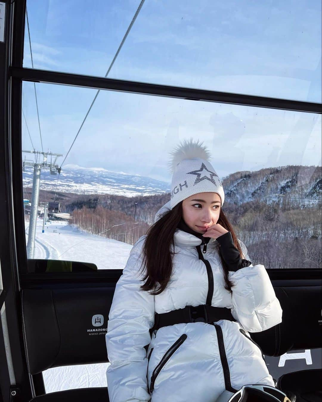 雨宮みずきさんのインスタグラム写真 - (雨宮みずきInstagram)「北海道の富士山『 羊蹄山 』🗻✨  昨日よりかはコンディション良かったけど まだまだアイスバーンすぎてコントロール効かなくて なかなか上手く滑れない⛷🎿🥹😢😭  ふっかふかの雪の中で練習したかったのに ブレーキかけちゃうからダメダメ😢🥹😭 バックカントリーやファーストトラックもしたかったのにー😭😢  明日は少しでも積もっていますように🙏☃️❄️  #niseko #hanazono #ski #skiwear #goldbergh #powderskiing #powderski #backcountry #parkhyattniseko #ニセコ #ヒラフ #アンヌプリ#スキーウェア #スキー女子 #ゴールドバーグ #パークハイアットニセコ #ニセコアンヌプリ」1月15日 18時29分 - ammymzk0926