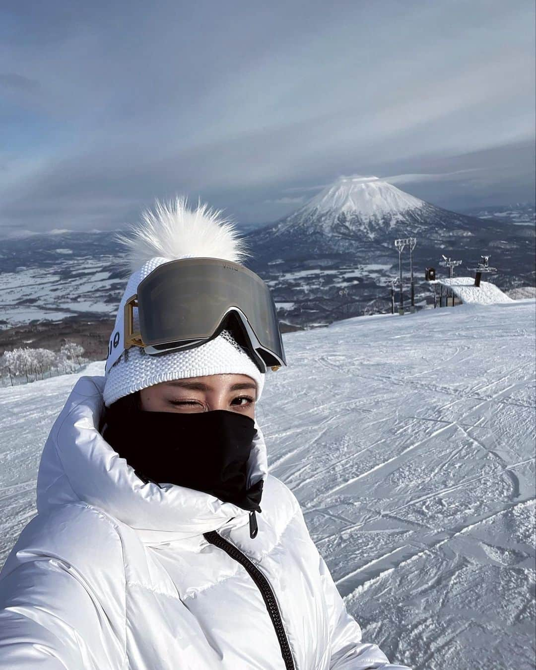 雨宮みずきさんのインスタグラム写真 - (雨宮みずきInstagram)「北海道の富士山『 羊蹄山 』🗻✨  昨日よりかはコンディション良かったけど まだまだアイスバーンすぎてコントロール効かなくて なかなか上手く滑れない⛷🎿🥹😢😭  ふっかふかの雪の中で練習したかったのに ブレーキかけちゃうからダメダメ😢🥹😭 バックカントリーやファーストトラックもしたかったのにー😭😢  明日は少しでも積もっていますように🙏☃️❄️  #niseko #hanazono #ski #skiwear #goldbergh #powderskiing #powderski #backcountry #parkhyattniseko #ニセコ #ヒラフ #アンヌプリ#スキーウェア #スキー女子 #ゴールドバーグ #パークハイアットニセコ #ニセコアンヌプリ」1月15日 18時29分 - ammymzk0926