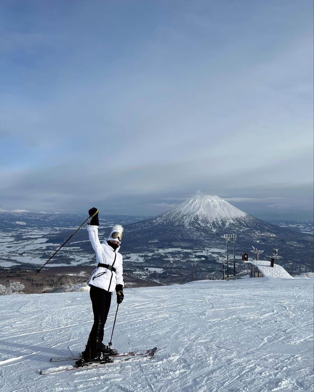 雨宮みずきさんのインスタグラム写真 - (雨宮みずきInstagram)「北海道の富士山『 羊蹄山 』🗻✨  昨日よりかはコンディション良かったけど まだまだアイスバーンすぎてコントロール効かなくて なかなか上手く滑れない⛷🎿🥹😢😭  ふっかふかの雪の中で練習したかったのに ブレーキかけちゃうからダメダメ😢🥹😭 バックカントリーやファーストトラックもしたかったのにー😭😢  明日は少しでも積もっていますように🙏☃️❄️  #niseko #hanazono #ski #skiwear #goldbergh #powderskiing #powderski #backcountry #parkhyattniseko #ニセコ #ヒラフ #アンヌプリ#スキーウェア #スキー女子 #ゴールドバーグ #パークハイアットニセコ #ニセコアンヌプリ」1月15日 18時29分 - ammymzk0926