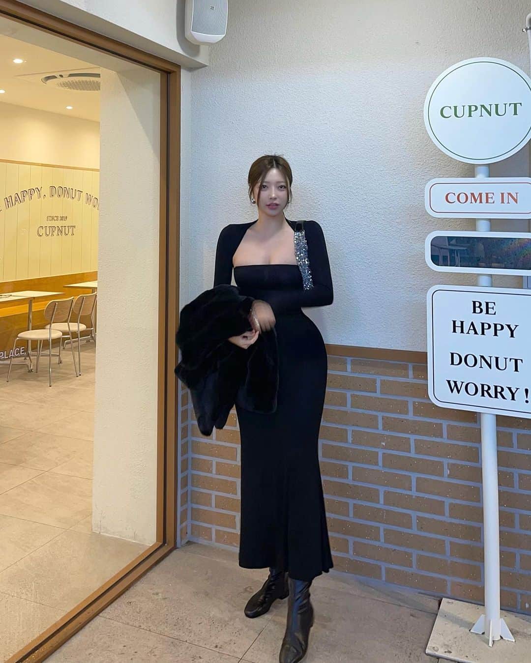 Choi Somiさんのインスタグラム写真 - (Choi SomiInstagram)「⠀⠀⠀⠀ #글랜더 #glander  머리 자주 묶어야겠다👱🏻‍♀️ 𝘧𝘦𝘢𝘵. 햇수로 18년차 친구」1月15日 18時48分 - cxxsomi