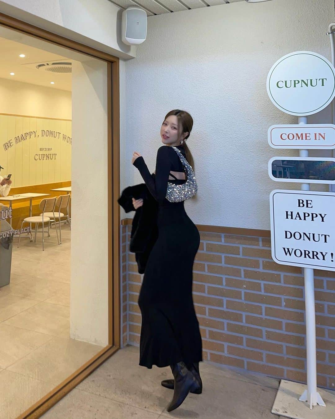 Choi Somiさんのインスタグラム写真 - (Choi SomiInstagram)「⠀⠀⠀⠀ #글랜더 #glander  머리 자주 묶어야겠다👱🏻‍♀️ 𝘧𝘦𝘢𝘵. 햇수로 18년차 친구」1月15日 18時48分 - cxxsomi