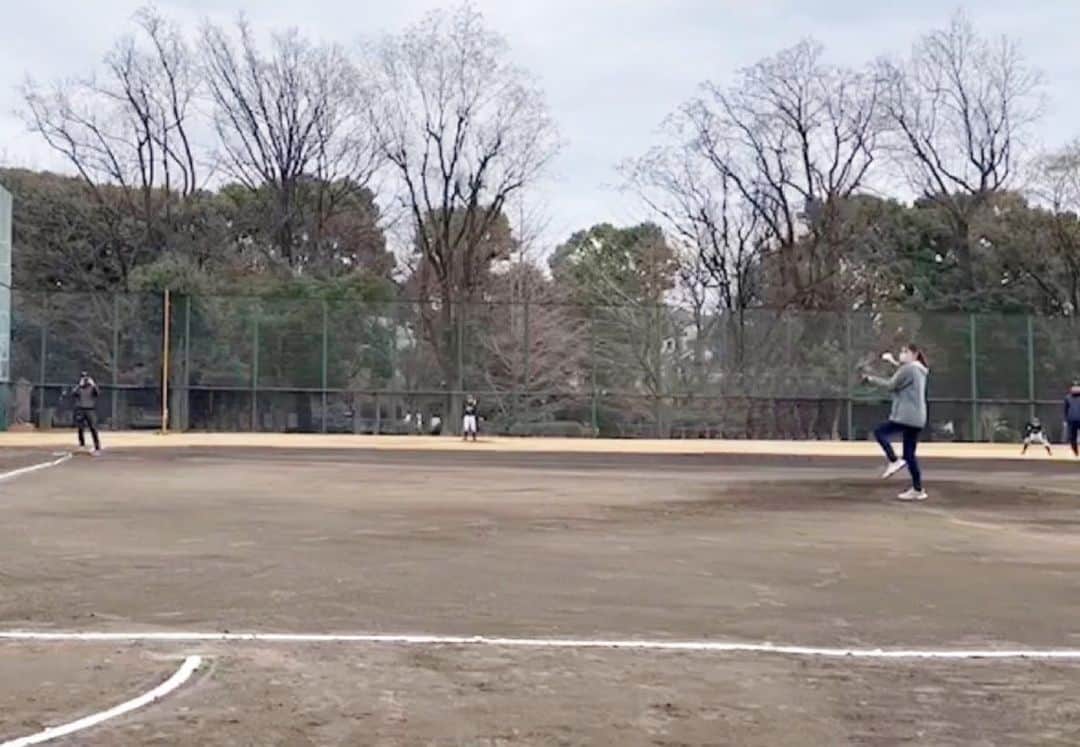 堂真理子さんのインスタグラム写真 - (堂真理子Instagram)「息子の野球チームの試合の始球式をさせてもらう機会をいただきました⚾️ピッチャーが私で、息子がキャッチャー。ワンバウンドして、ようやく届きました💦 マウンドからキャッチャーまでの距離がとても長く感じて、野球を頑張っている子供達の凄さを改めて実感しました。この日のためにキャッチボールに付き合ってくれ、ボールの投げ方にアドバイスをくれる息子が本当に頼もしかったです✨いい思い出になりました🥰 WBCも息子の野球も、今年は野球から目が離せない年になりそうです😊   #少年野球  #野球  #始球式  #息子 と  #バッテリー  #堂真理子 #テレビ朝日 #アナウンサー」1月15日 19時04分 - mariko_do