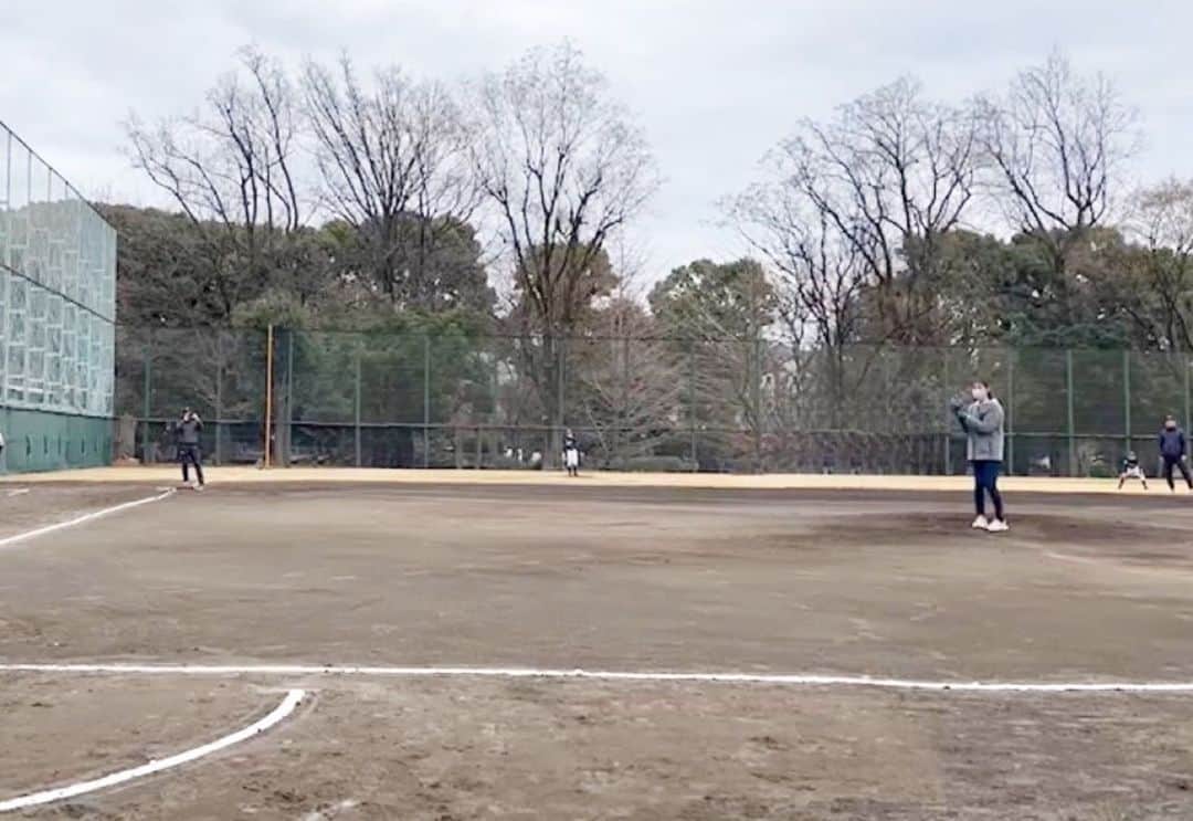 堂真理子さんのインスタグラム写真 - (堂真理子Instagram)「息子の野球チームの試合の始球式をさせてもらう機会をいただきました⚾️ピッチャーが私で、息子がキャッチャー。ワンバウンドして、ようやく届きました💦 マウンドからキャッチャーまでの距離がとても長く感じて、野球を頑張っている子供達の凄さを改めて実感しました。この日のためにキャッチボールに付き合ってくれ、ボールの投げ方にアドバイスをくれる息子が本当に頼もしかったです✨いい思い出になりました🥰 WBCも息子の野球も、今年は野球から目が離せない年になりそうです😊   #少年野球  #野球  #始球式  #息子 と  #バッテリー  #堂真理子 #テレビ朝日 #アナウンサー」1月15日 19時04分 - mariko_do