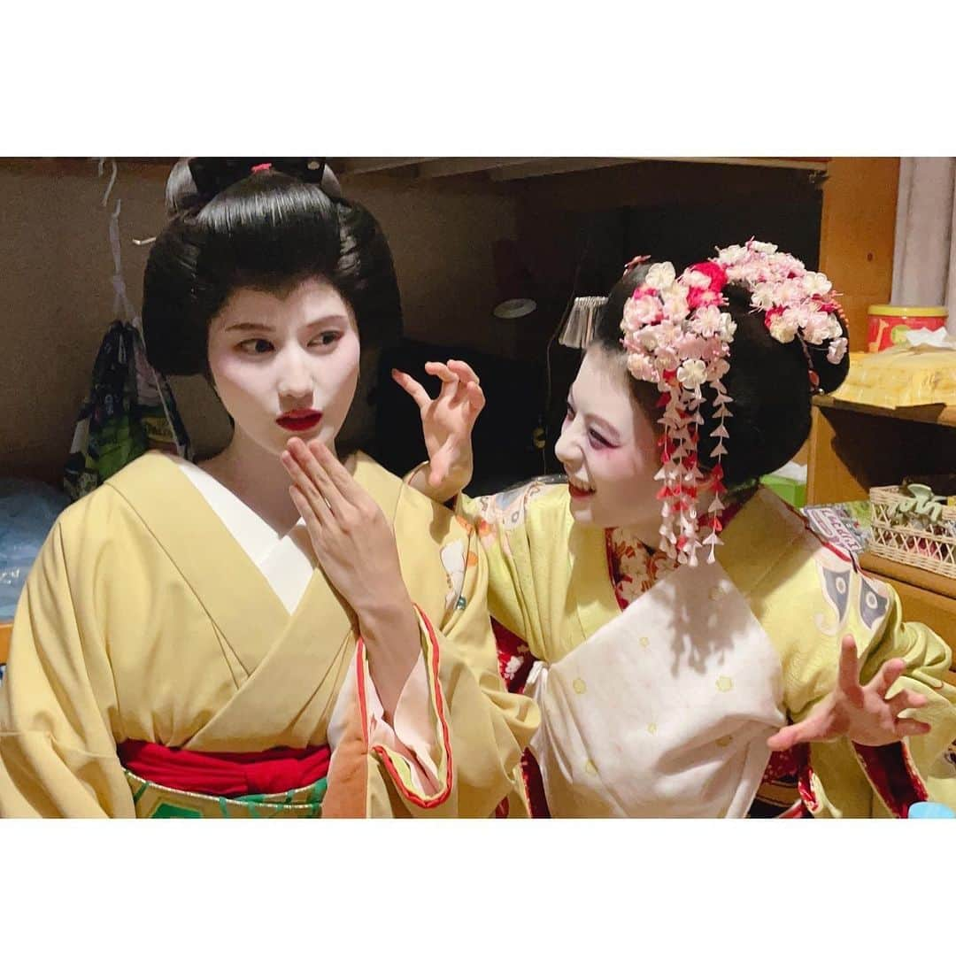 出口夏希さんのインスタグラム写真 - (出口夏希Instagram)「こんばんわ！  今日のオフショットは お師匠さんと 百子さん姉さんと吉乃さん姉さんです🫶🏻  #舞妓さんちのまかないさん  #themakanai」1月15日 19時07分 - natsuki__deguchi__official