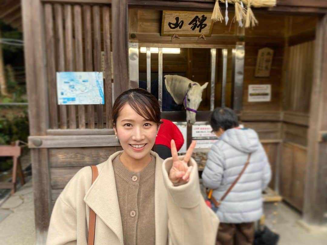 島津咲苗さんのインスタグラム写真 - (島津咲苗Instagram)「上げ馬神事で有名な 三重県桑名市にある「多度大社」へ。 天照大御神の御子神、天津彦根命(あまつひこねのみこと)が祀られていて、伊勢神宮とも関係が深いそう。  坂を上がると出迎えてくれる白馬。 1皿100円で購入できるにんじんをあげると、嬉しそうに食べていました😊  少し遅くなってしまいましたが #しあわせ祈願 してきました。 今年も笑顔で暮らせますように♪ . . . #三重県 #桑名市 #多度町 #多度大社 #三重観光 #島津咲苗 #多度大社🐴 #白馬 #メーテレ #アナウンサー」1月15日 19時09分 - sanae_shimazu