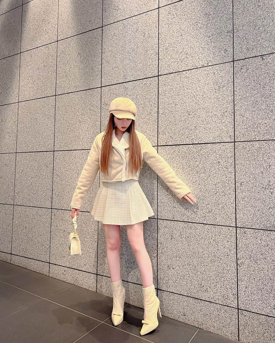 中山恵美生さんのインスタグラム写真 - (中山恵美生Instagram)「ベージュな日🧸🥞💭  大人気の春ツイードセットアップ 届いてすぐ着るならコーデ2です🫶🏻  今回はスカートを着回してみたよ♡  スカートには黒が入っていないので 全身ベージュで合わせても可愛いの🧸♡  #mmeeme #エムミーエメ」1月15日 19時31分 - emiu0624