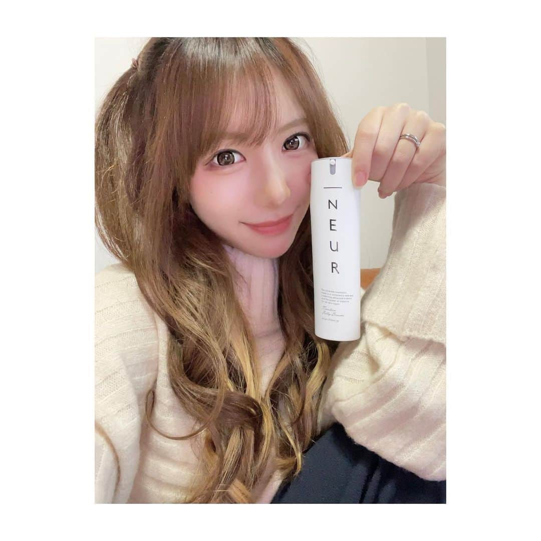 川本愛彩さんのインスタグラム写真 - (川本愛彩Instagram)「. スキンケアシリーズから アンダーノイル推薦💁‍♀️💕  この冬も乾燥知らず☃️ これは使ってもらわないと分からない実感！ 50代ママも愛用♡  ◾︎タイムレスクリーミークレンズ(クレンジング) ↑W洗顔不要  ◾︎タイムレスジェリーセラム！(オールインワン美容液) ↑これがおすすめ♡  ◾︎コンセントレートウォータリーオイル (顔含め全身に使えるオイル) 因みに母は髪の毛に使用♡  などなど 使ってるからわかる！ だから自信を持っておすすめします🙋‍♀️💕  _NEURハイライトから もっと詳しく見れるので そちらも見てみてね‪𓂃 𓈒𓏸◌‬ . . . @_neur.jp_  #_neur #アンダーノイル  #タイムレスジェリーセラム #アンダーノイルのある暮らし #タイムレスクリーミークレンズ #コンセントレートウォータリーオイル #美容液 #クレンジング #オールインワン」1月15日 20時29分 - aya_s.collection