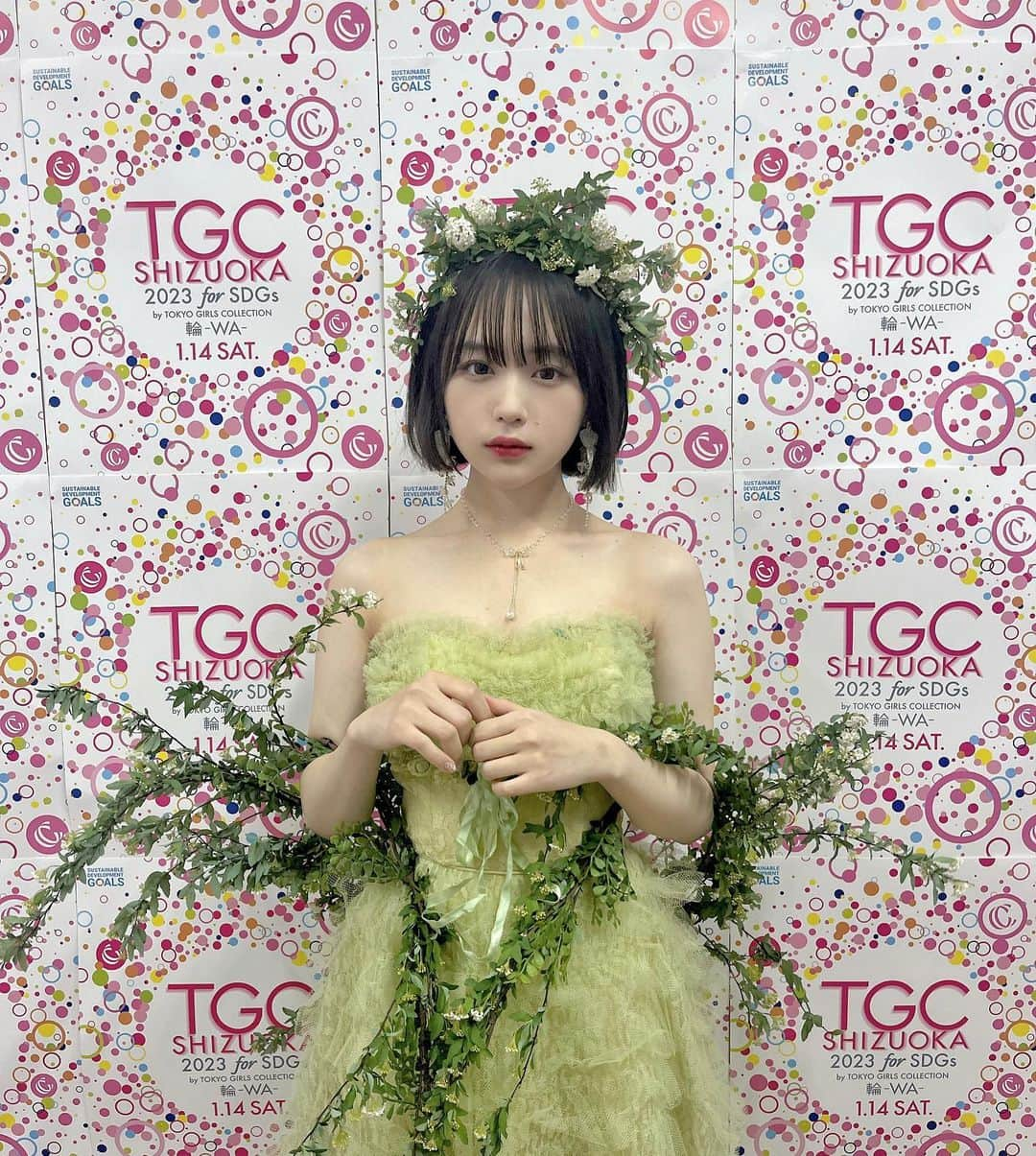 なえなのさんのインスタグラム写真 - (なえなのInstagram)「昨日はTGCしずおか🗻 誕生日に地元でTGCという奇跡が重なった日でした！  会いに来てくれた人、見てくれた人ありがとうございました！  静岡の綺麗なお花をまとってドレスで歩かせてもらったり 恋オオカミメンバーにも会えてひさしぶりに話せてうれしかった🐺  そしてズムサタ、TGCから 誕生日花をいただきました🌷 ありがとうございます🥹  今年は地元静岡でのお仕事もたくさんしたいな〜  人生でこんなにたくさんの人にお祝いされたのははじめてで、 本当に幸せな1日を過ごせました。！ はぴはぴ！！！！！！」1月15日 20時42分 - naenano0114