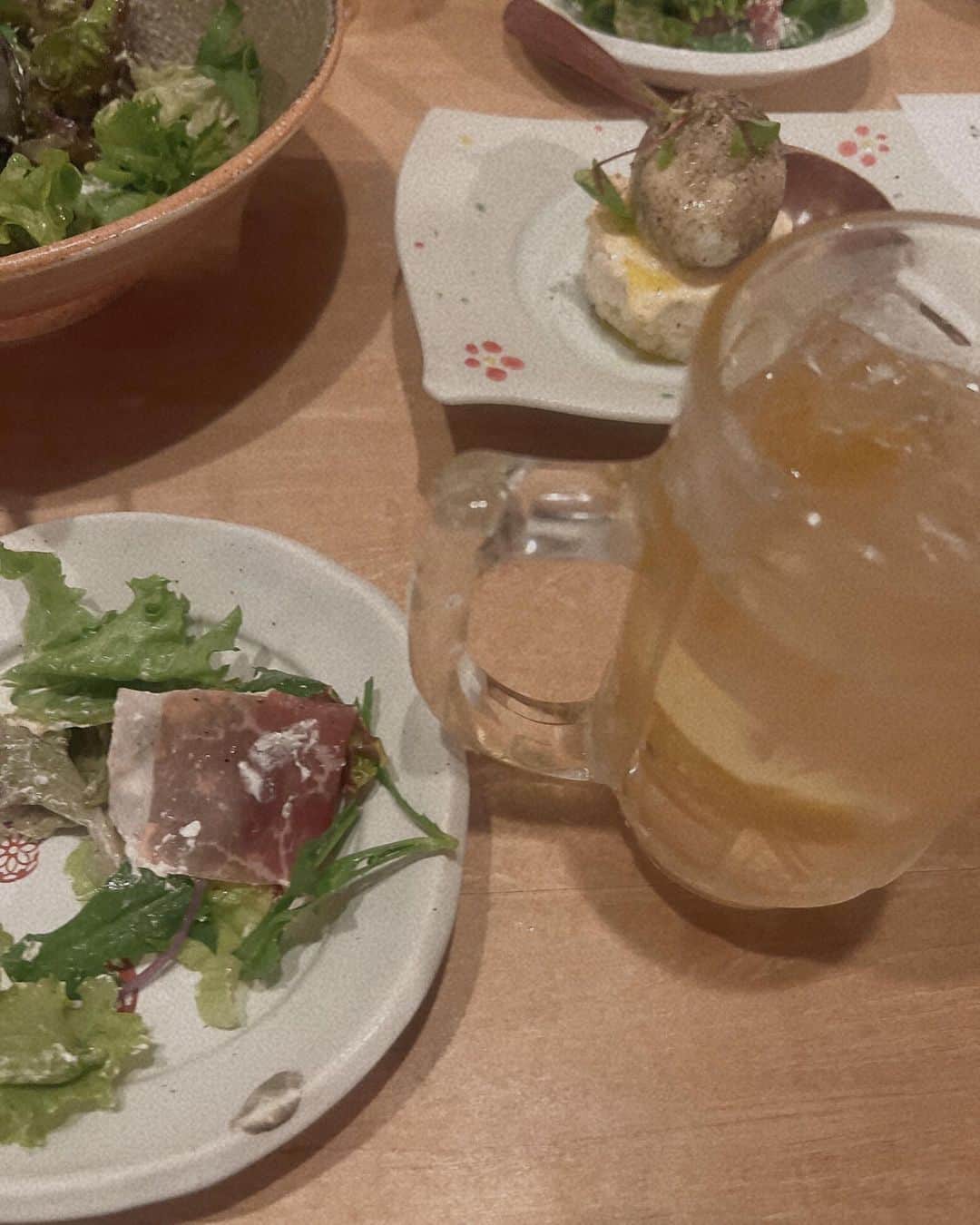 中上真亜子さんのインスタグラム写真 - (中上真亜子Instagram)「久しぶりの豚汁さんと🍷  おかげさまで 楽しいイベントでした 来てくれた皆さん さなりさん つーじーさん 大丸の皆さん  本当にありがとうございました☺️🫶  #お耳を汚してすみません #ワインの試飲どころか #楽屋でも会場でも飲み続けましたよ #2枚目はワインが注がれるのを待つ豚汁さん #そしてまた呑んでますよ」1月15日 20時49分 - maako_nakagami