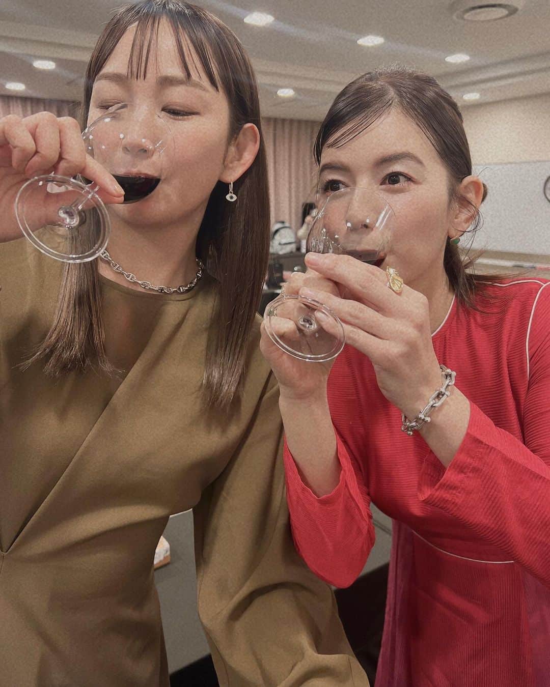 中上真亜子さんのインスタグラム写真 - (中上真亜子Instagram)「久しぶりの豚汁さんと🍷  おかげさまで 楽しいイベントでした 来てくれた皆さん さなりさん つーじーさん 大丸の皆さん  本当にありがとうございました☺️🫶  #お耳を汚してすみません #ワインの試飲どころか #楽屋でも会場でも飲み続けましたよ #2枚目はワインが注がれるのを待つ豚汁さん #そしてまた呑んでますよ」1月15日 20時49分 - maako_nakagami