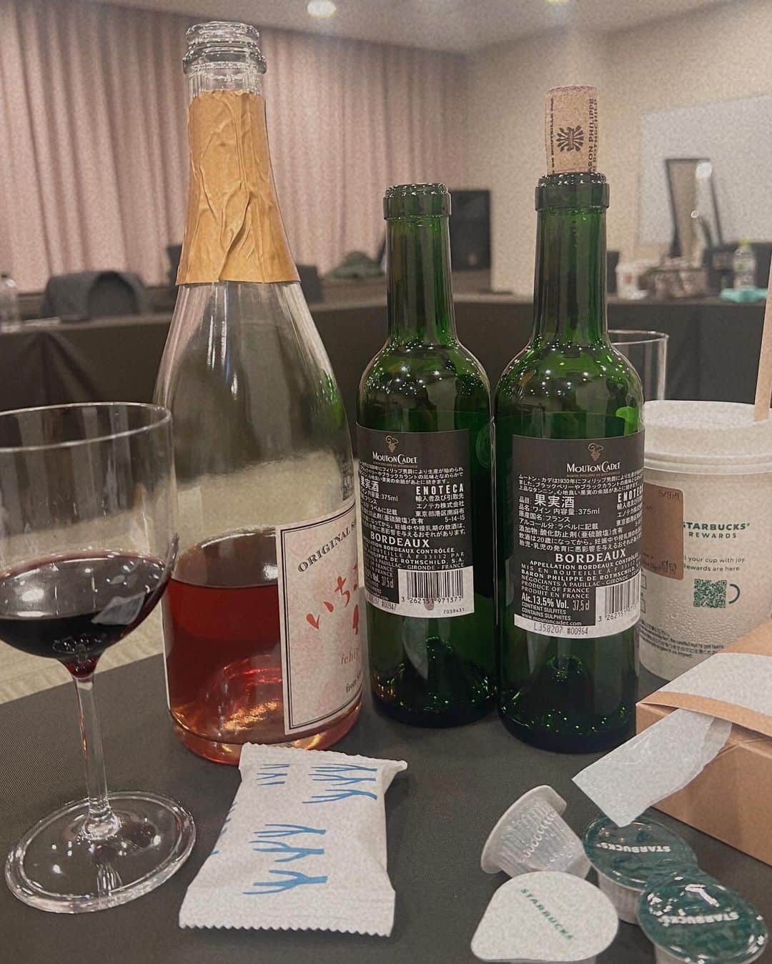 中上真亜子さんのインスタグラム写真 - (中上真亜子Instagram)「久しぶりの豚汁さんと🍷  おかげさまで 楽しいイベントでした 来てくれた皆さん さなりさん つーじーさん 大丸の皆さん  本当にありがとうございました☺️🫶  #お耳を汚してすみません #ワインの試飲どころか #楽屋でも会場でも飲み続けましたよ #2枚目はワインが注がれるのを待つ豚汁さん #そしてまた呑んでますよ」1月15日 20時49分 - maako_nakagami